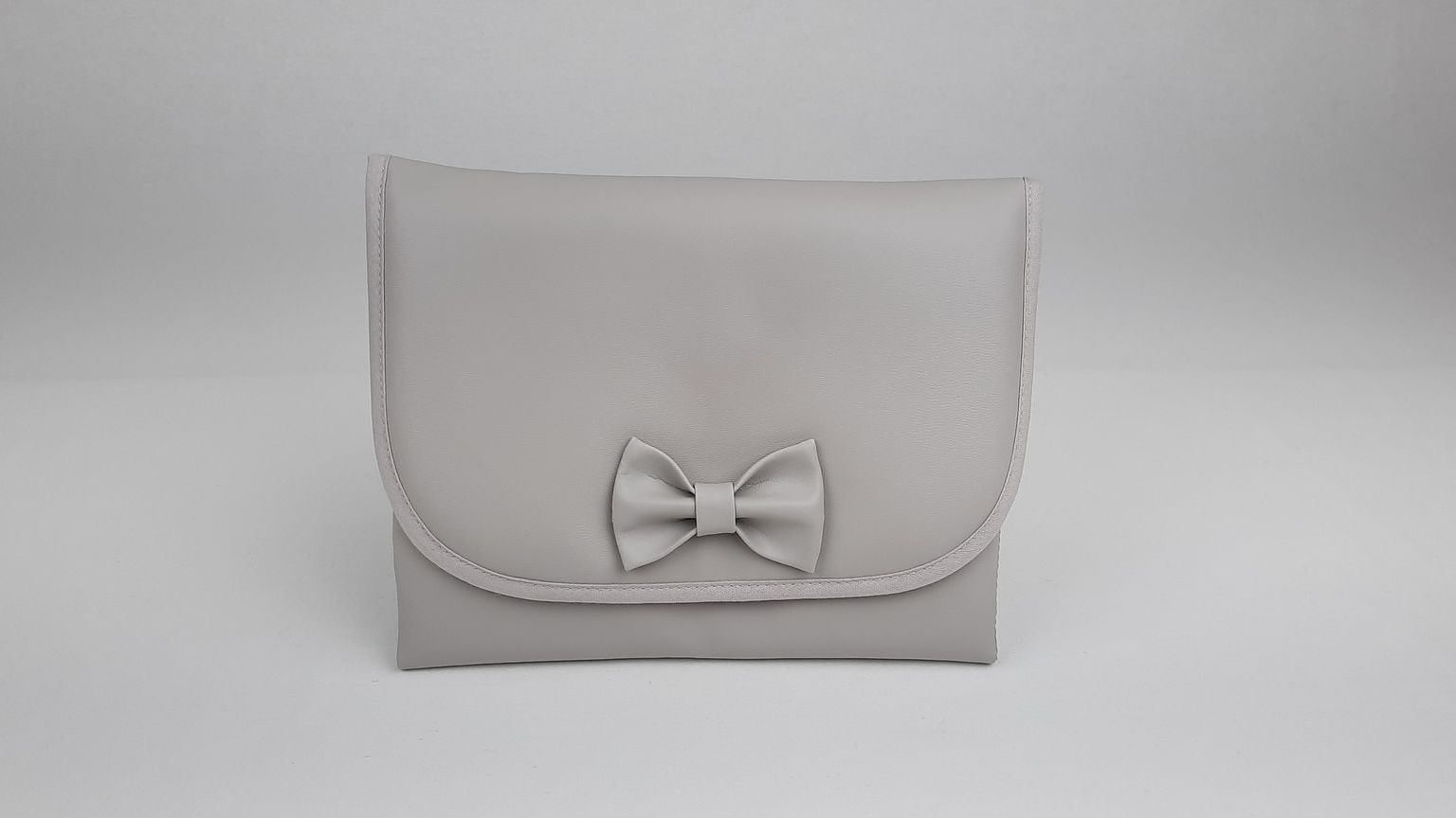 MUDA FRALDAS PELE SINTÉTICA LISA COM LAÇO COR CINZA