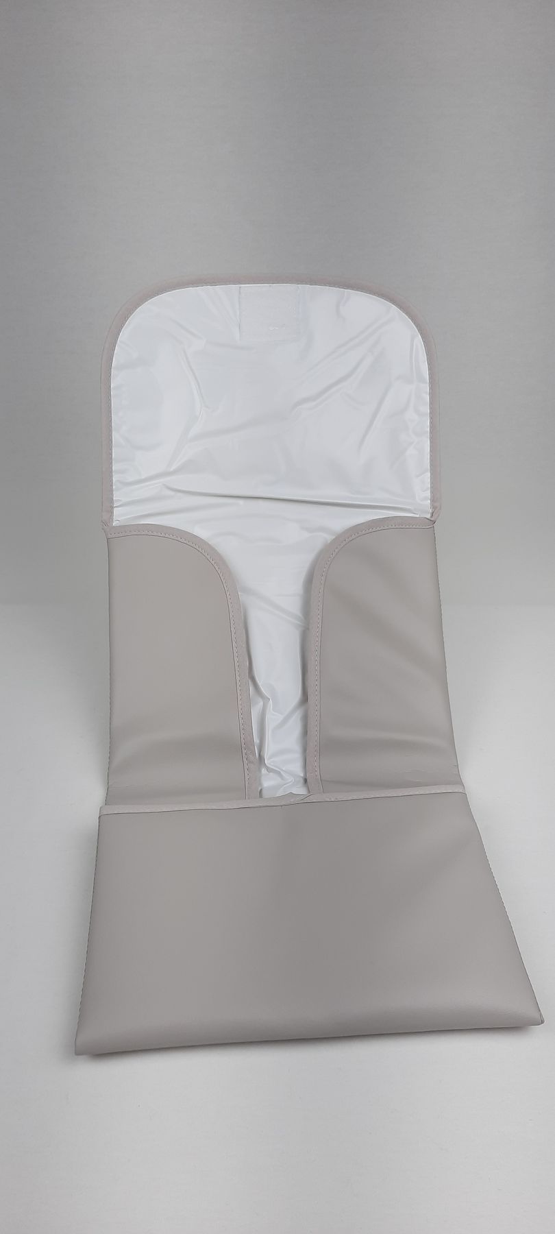 MUDA FRALDAS PELE SINTÉTICA LISA COM LAÇO COR CINZA