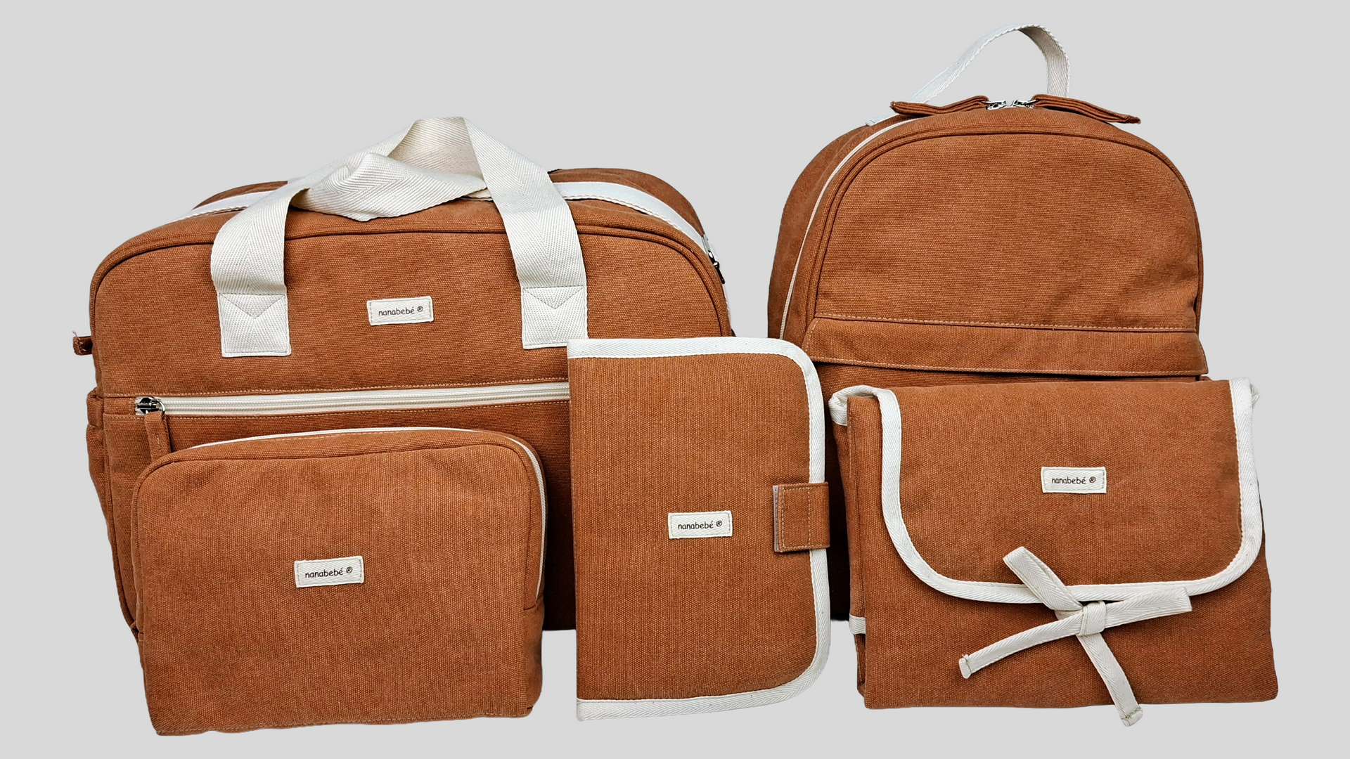 CONJUNTO COLEÇÃO INTEIRA - SACO MATERNIDADE, MOCHILA, PORTA DOCUMENTOS, MUDA FRALDAS E NECESSAIRE EM TECIDO CANVAS COM ETIQUETA EM NASTRO. 