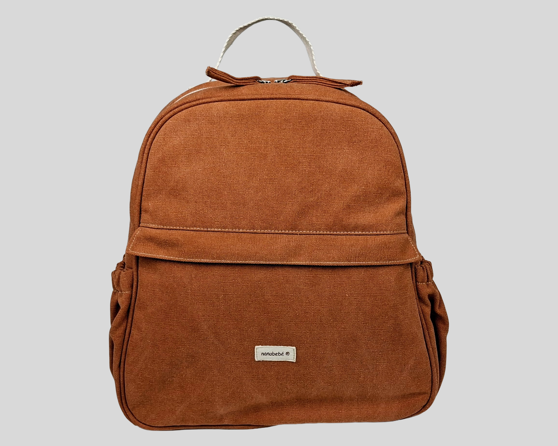 MOCHILA COR TELHA COM BOLSOS EXTERIORES DE FRENTE E DE LADO E FECHO DE CORRER. ALÇAS AJUSTÁVEIS 