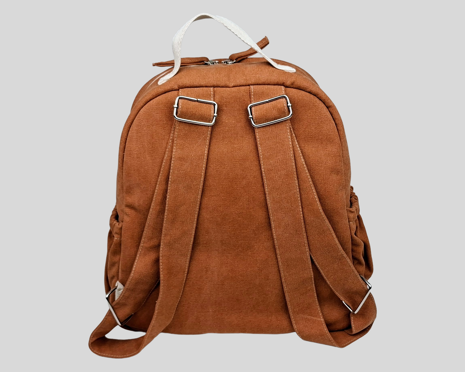 MOCHILA COR TELHA COM BOLSOS EXTERIORES DE FRENTE E DE LADO E FECHO DE CORRER. ALÇAS AJUSTÁVEIS 