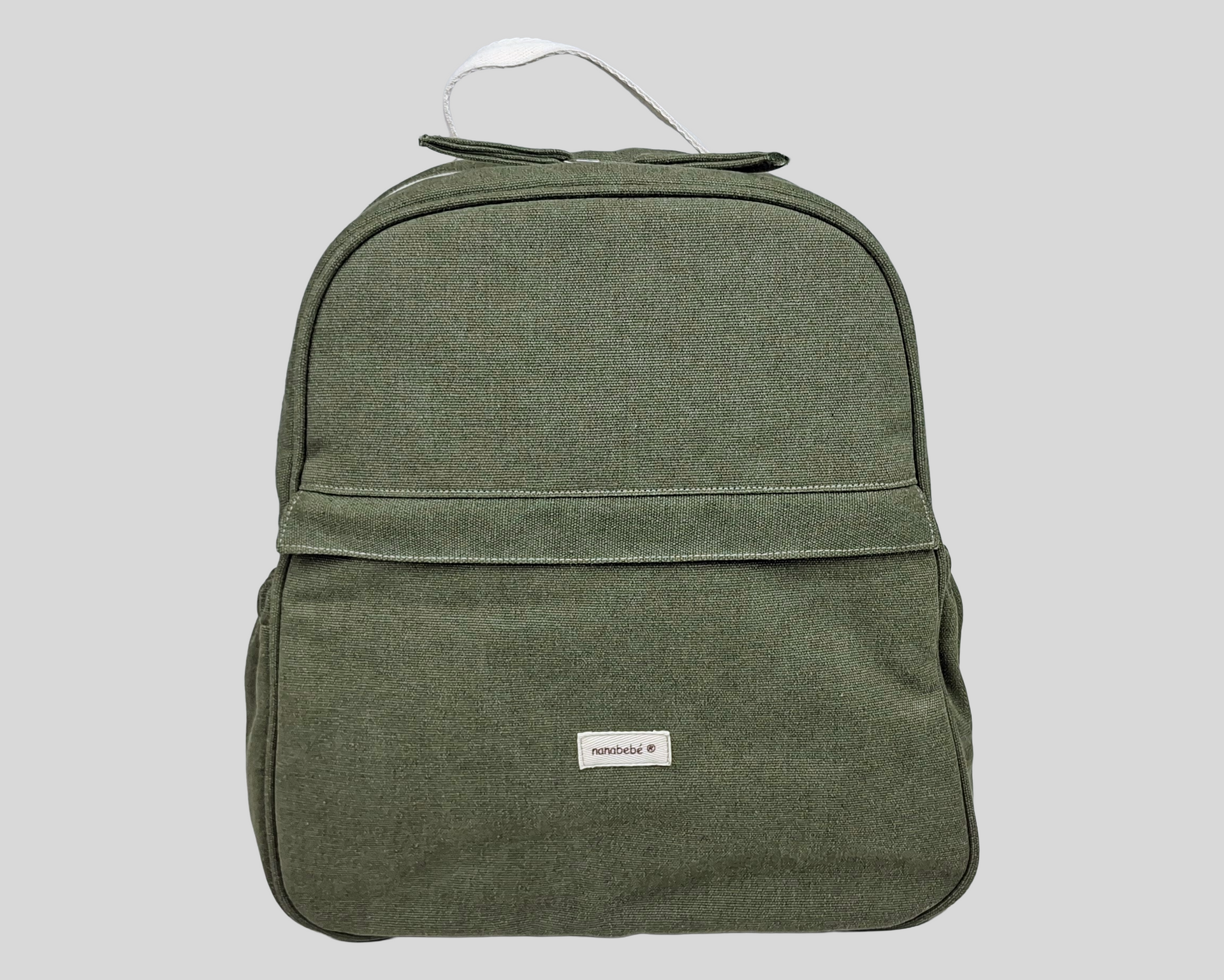 MOCHILA COR VERDE COM BOLSOS EXTERIORES DE FRENTE E DE LADO E FECHO DE CORRER. ALÇAS AJUSTÁVEIS 