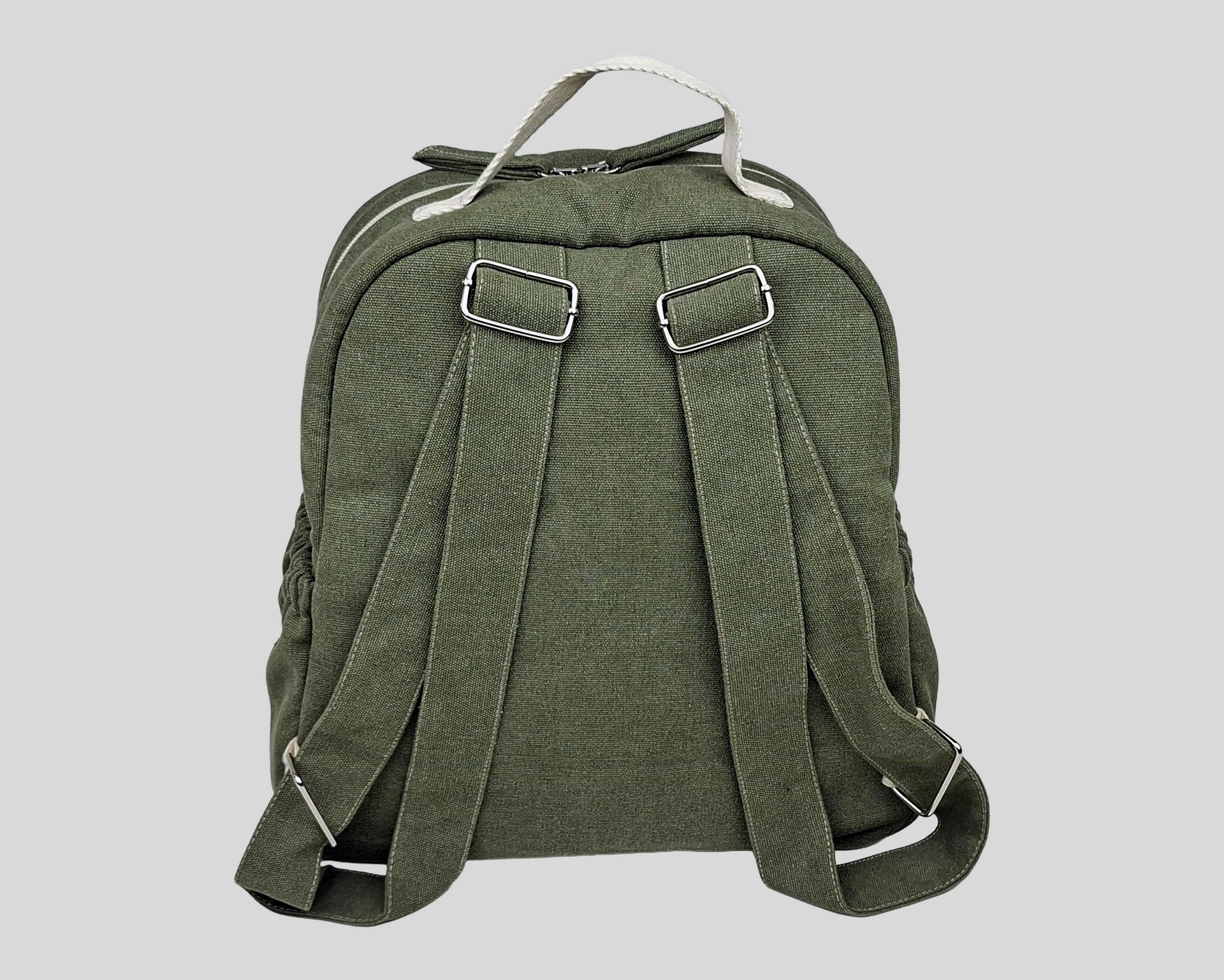MOCHILA COR VERDE COM BOLSOS EXTERIORES DE FRENTE E DE LADO E FECHO DE CORRER. ALÇAS AJUSTÁVEIS 