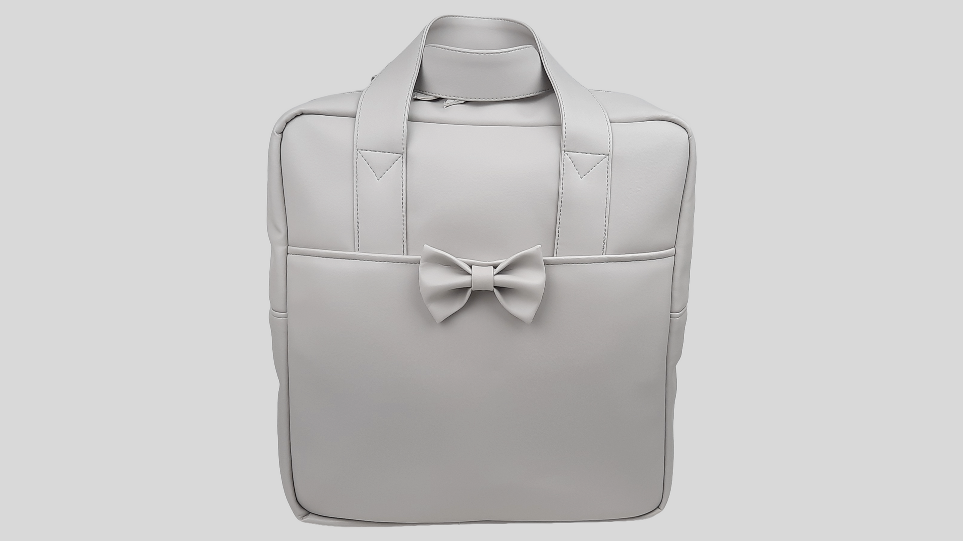 MOCHILA PELE SINTÉTICA LISA COR CINZA COM BOLSO EXTERIOR, FECHO DE CORRER, ALÇAS TRASEIRAS AJUSTÁVEIS E LAÇO