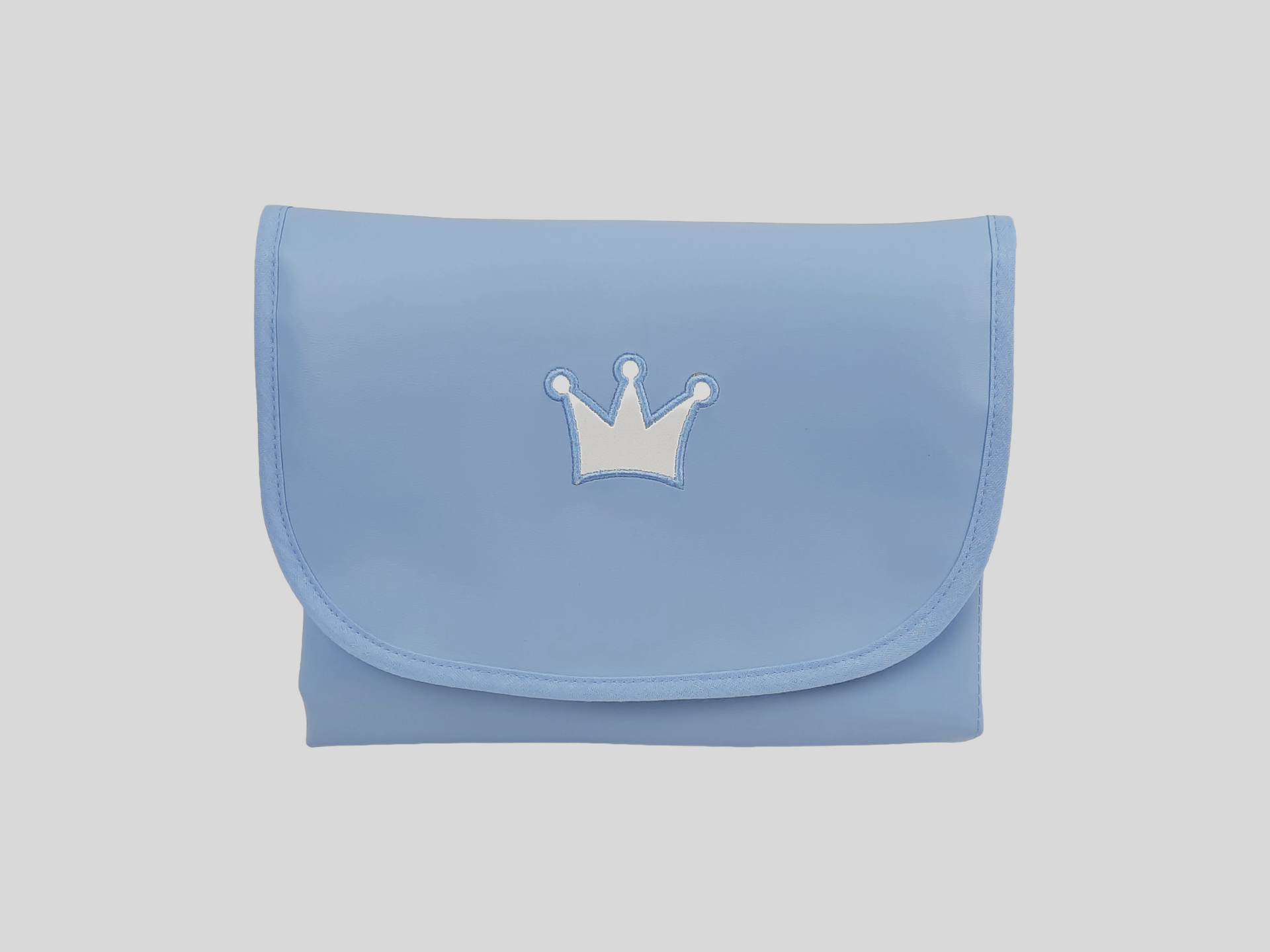 MUDA FRALDAS PELE SINTÉTICA LISA COR AZUL BORDADO COROA  COM FECHO DE VELCRO, FORRO INTERIOR EM POLIURETANO.