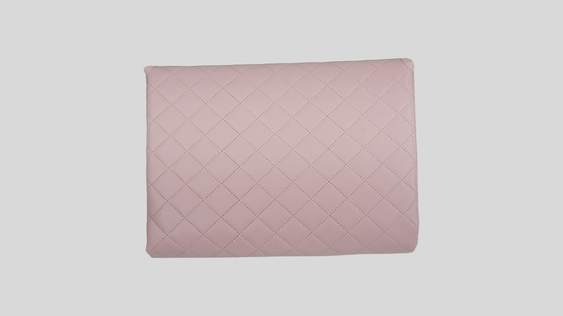 MUDA FRALDAS PELE SINTÉTICA ACOLCHOADA COR ROSA COM FECHO DE VELCRO, FORRO INTERIOR EM POLIURETANO E LAÇO