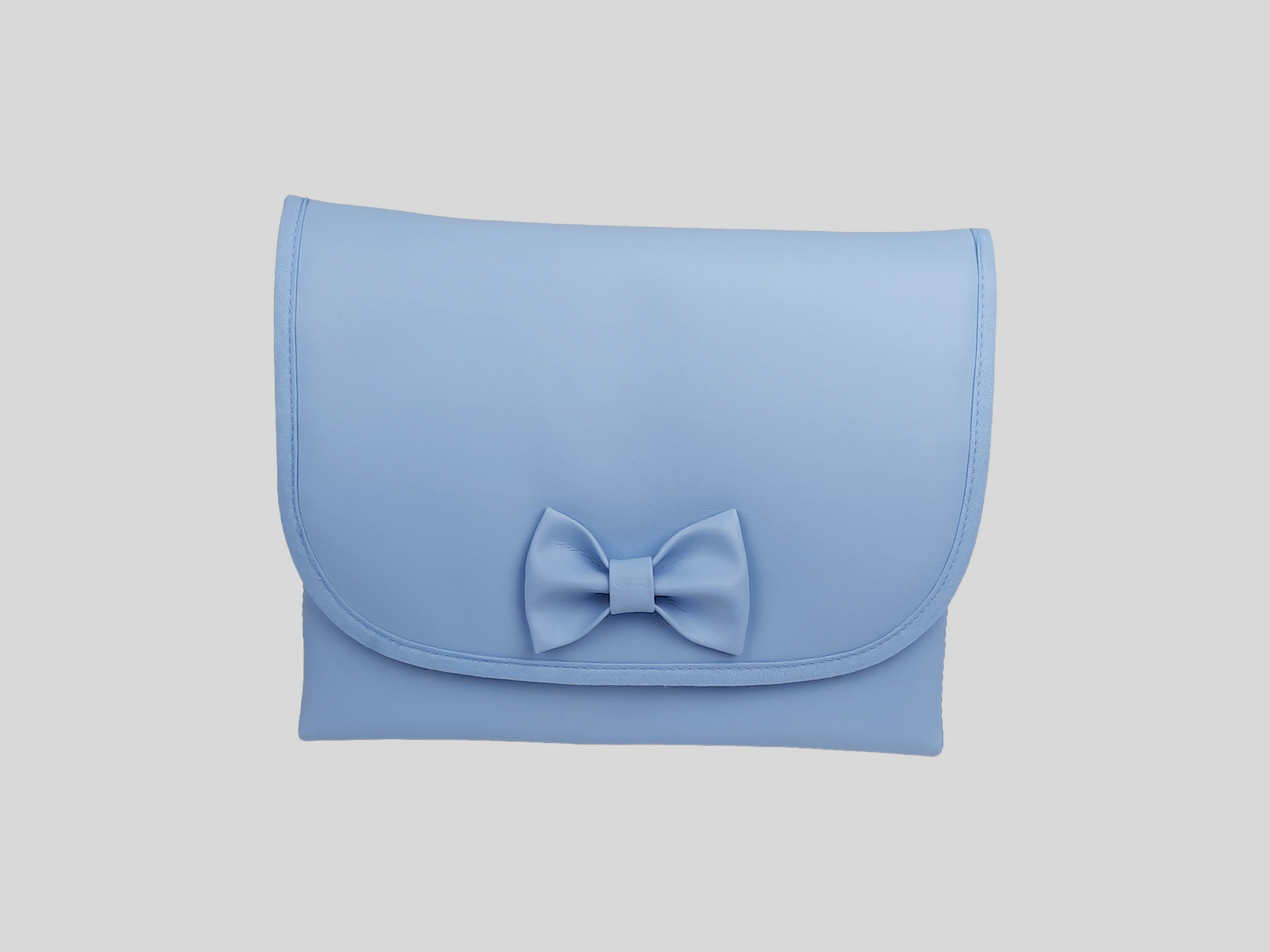 MUDA FRALDAS PELE SINTÉTICA LISA COR AZUL COM FECHO DE VELCRO, FORRO INTERIOR EM POLIURETANO E LAÇO
