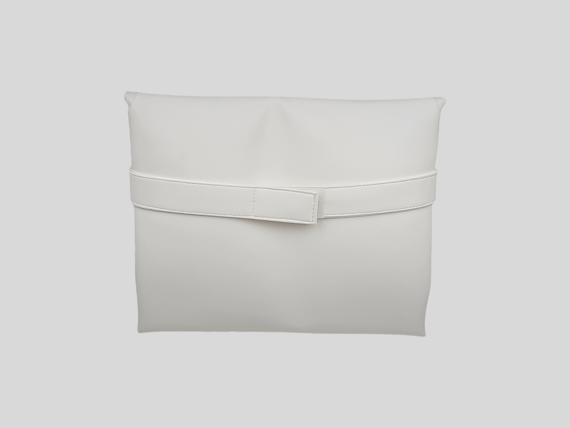 MUDA FRALDAS PELE SINTÉTICA LISA COR BRANCO COM FECHO DE VELCRO, FORRO INTERIOR EM POLIURETANO, CHAPA DOURADA