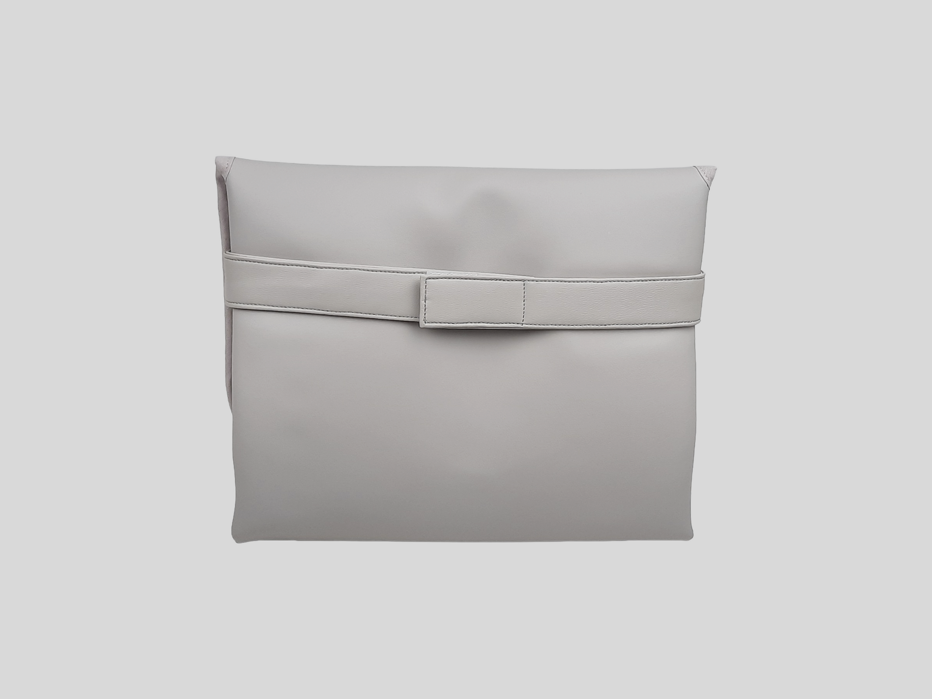 MUDA FRALDAS PELE SINTÉTICA LISA COR CINZA COM FECHO DE VELCRO, FORRO INTERIOR EM POLIURETANO E LAÇO