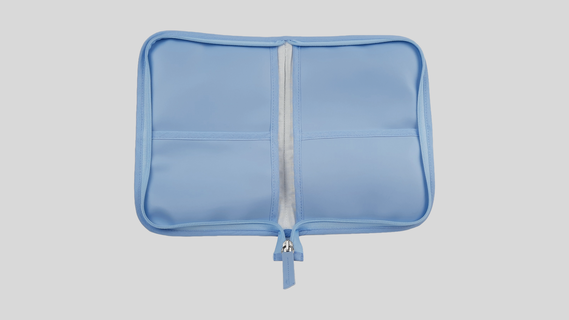 PORTA DOCUMENTOS PELE SINTÉTICA LISA COR AZUL BORDADO COROA COM FECHO DE CORRER.