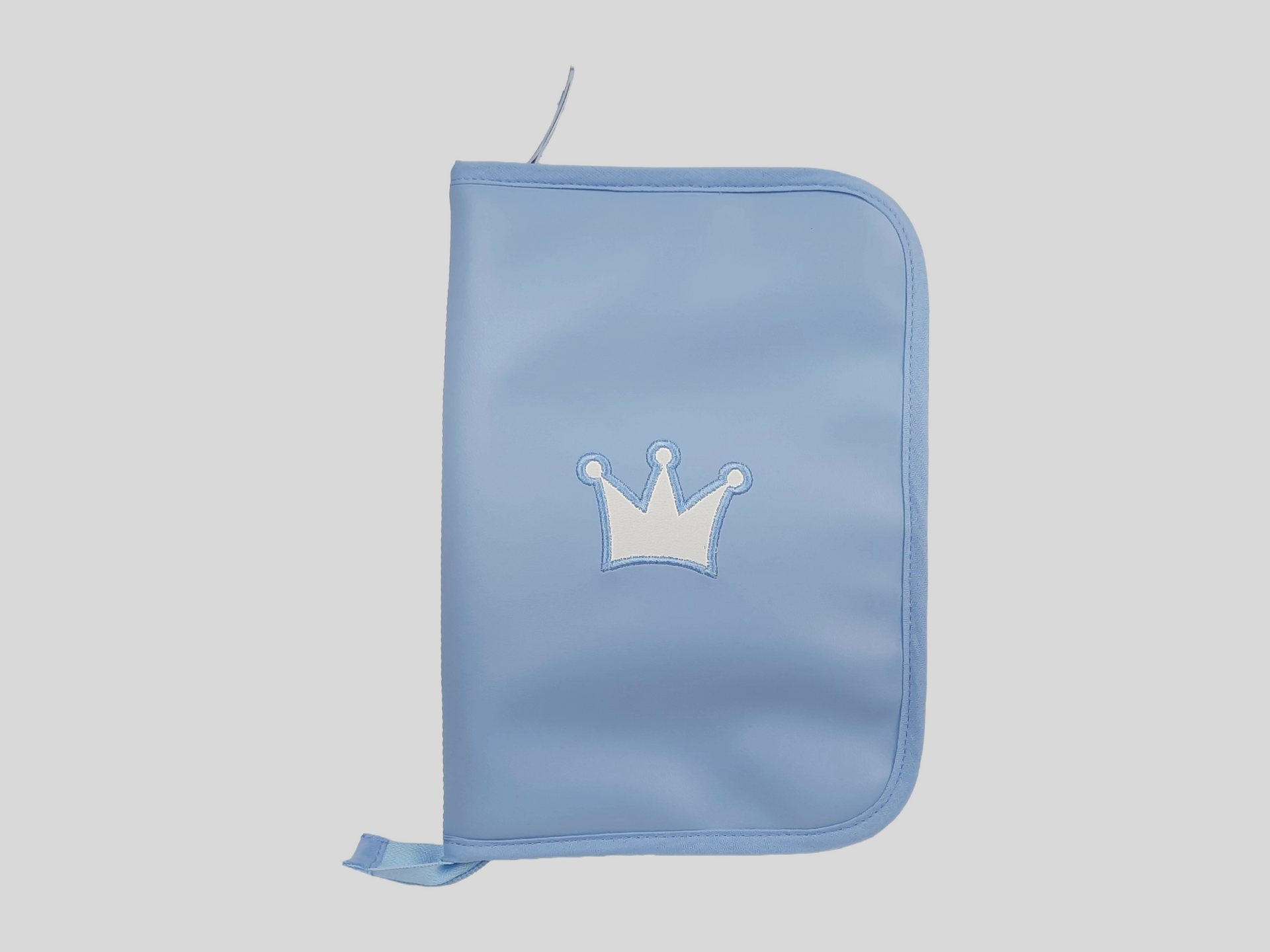 PORTA DOCUMENTOS PELE SINTÉTICA LISA COR AZUL BORDADO COROA COM FECHO DE CORRER.