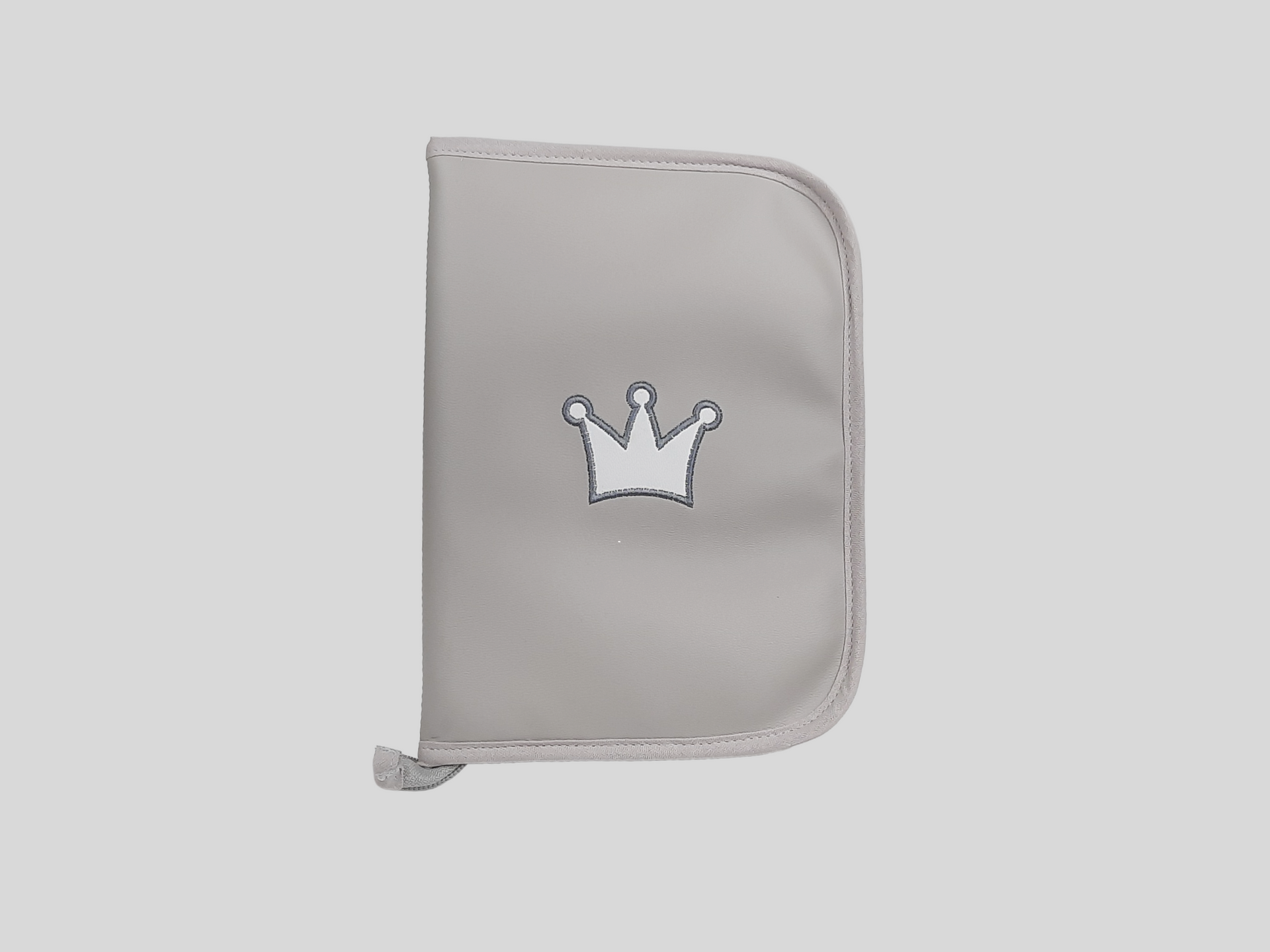 PORTA DOCUMENTOS PELE SINTÉTICA LISA COR CINZA BORDADO COROA COM FECHO DE CORRER