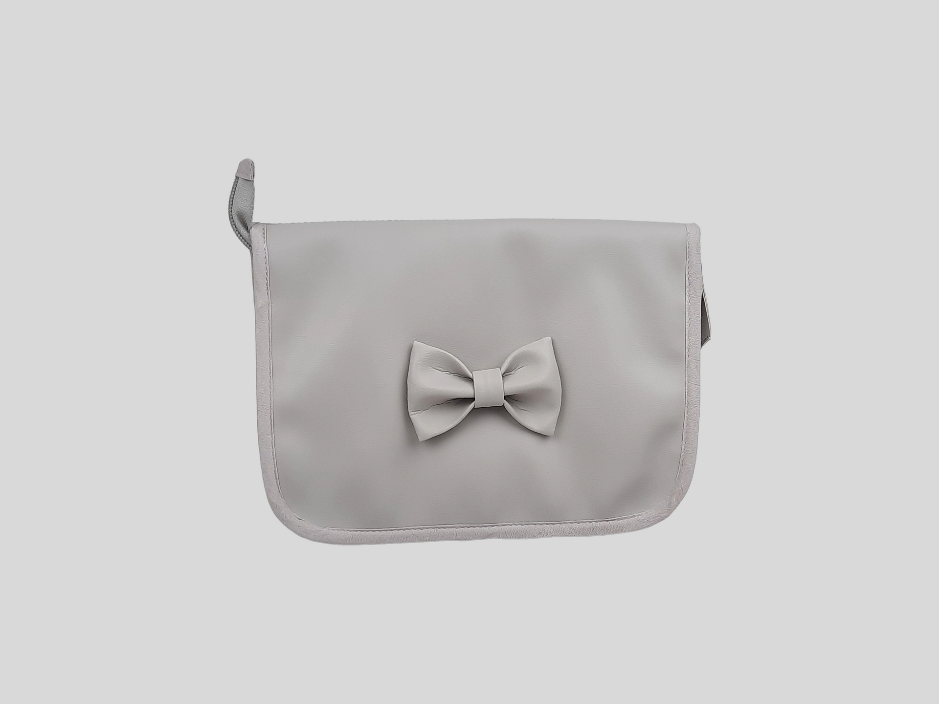 PORTA DOCUMENTOS PELE SINTÉTICA LISA COR CINZA COM FECHO DE CORRER E LAÇO