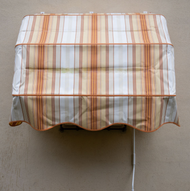 Tenda a strisce su parete beige.