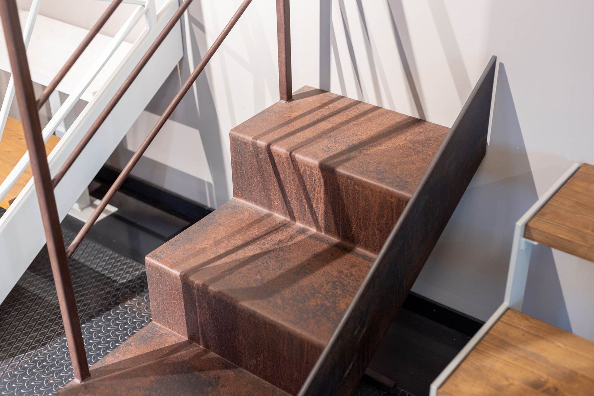 Lo showroom di interni espone modelli architettonici, finestre e campioni di design.