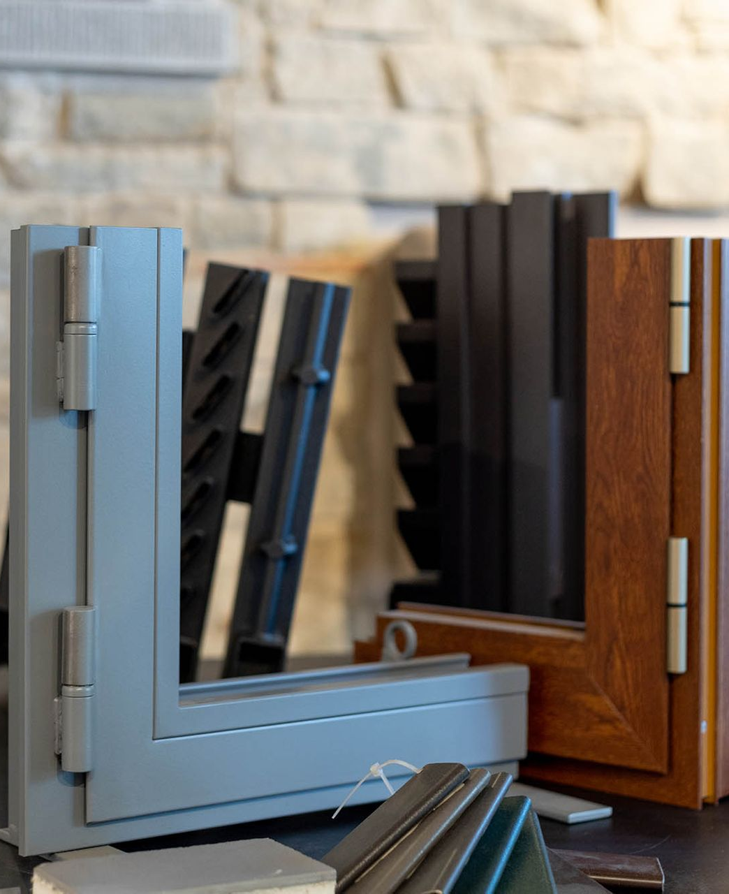 Primo piano del telaio della finestra in legno con finitura marrone dorato.
