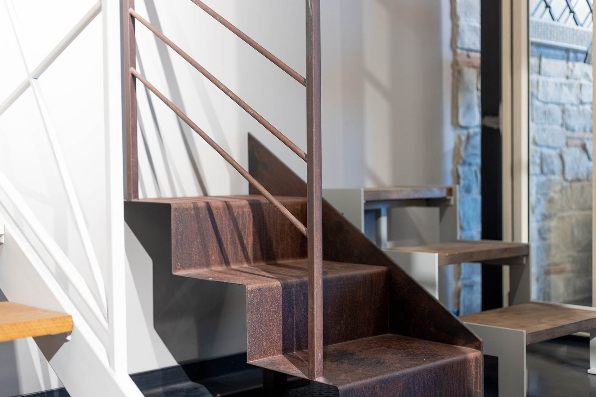 Ringhiera per scale in ferro battuto nero con motivo decorativo a forma di cuore e dettagli a forma di foglia.