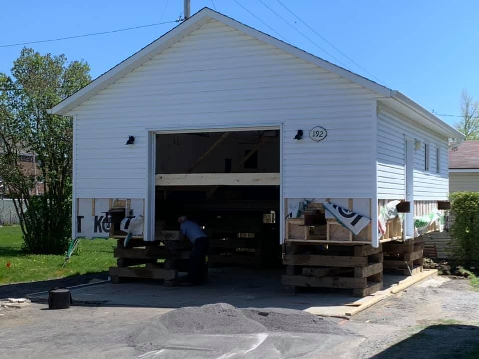 Un bâtiment blanc avec un panneau indiquant twp dessus