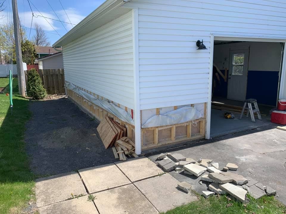 Le côté d'un garage est en cours de rénovation.