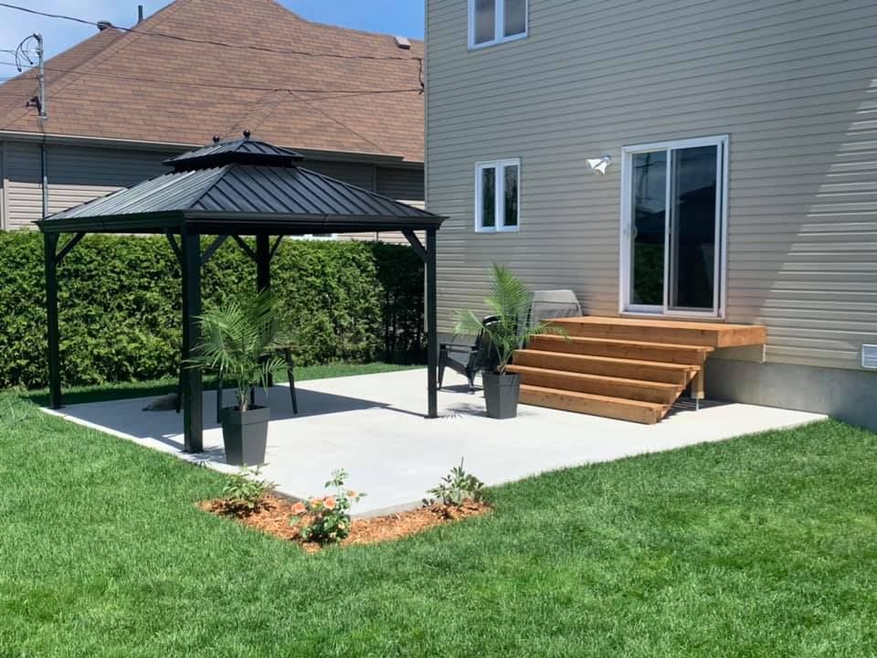 Il y a un belvédère dans l'arrière-cour d'une maison.