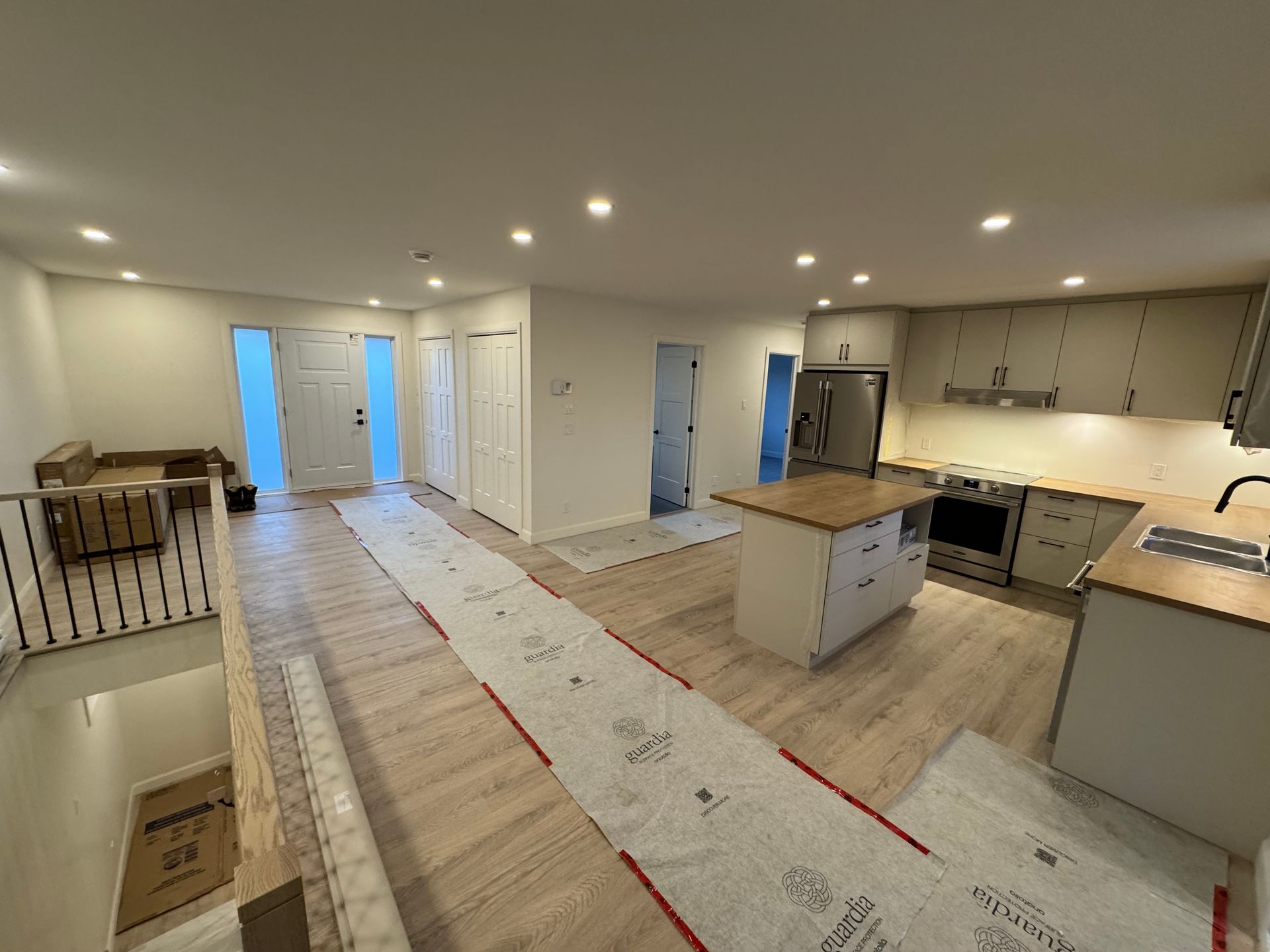 Une cuisine et un salon dans une maison en construction.