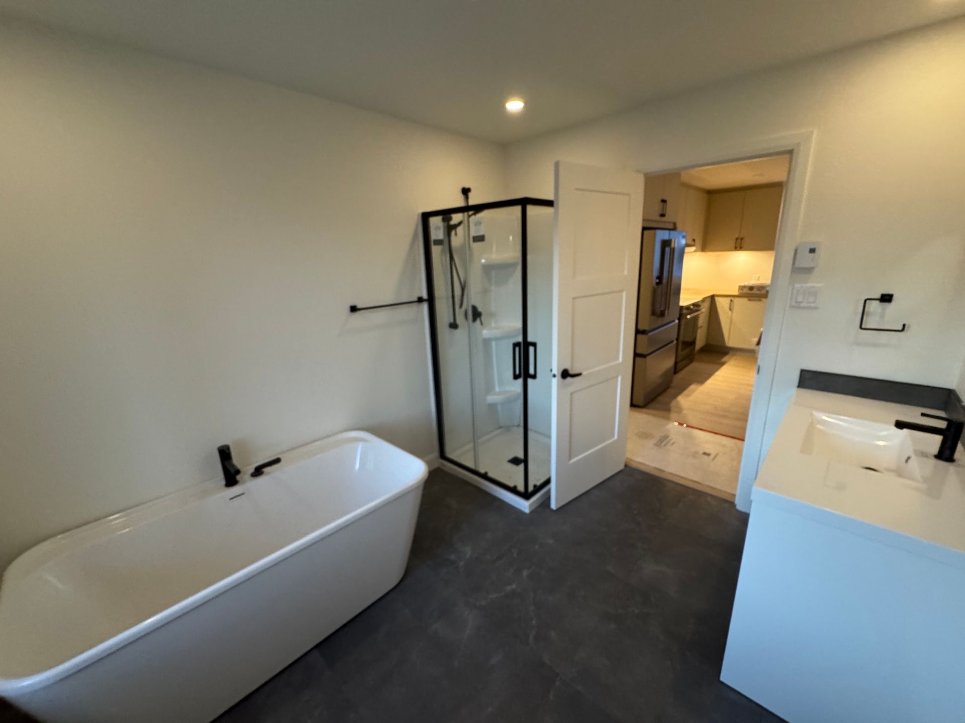 Une salle de bain avec baignoire, lavabo et douche.