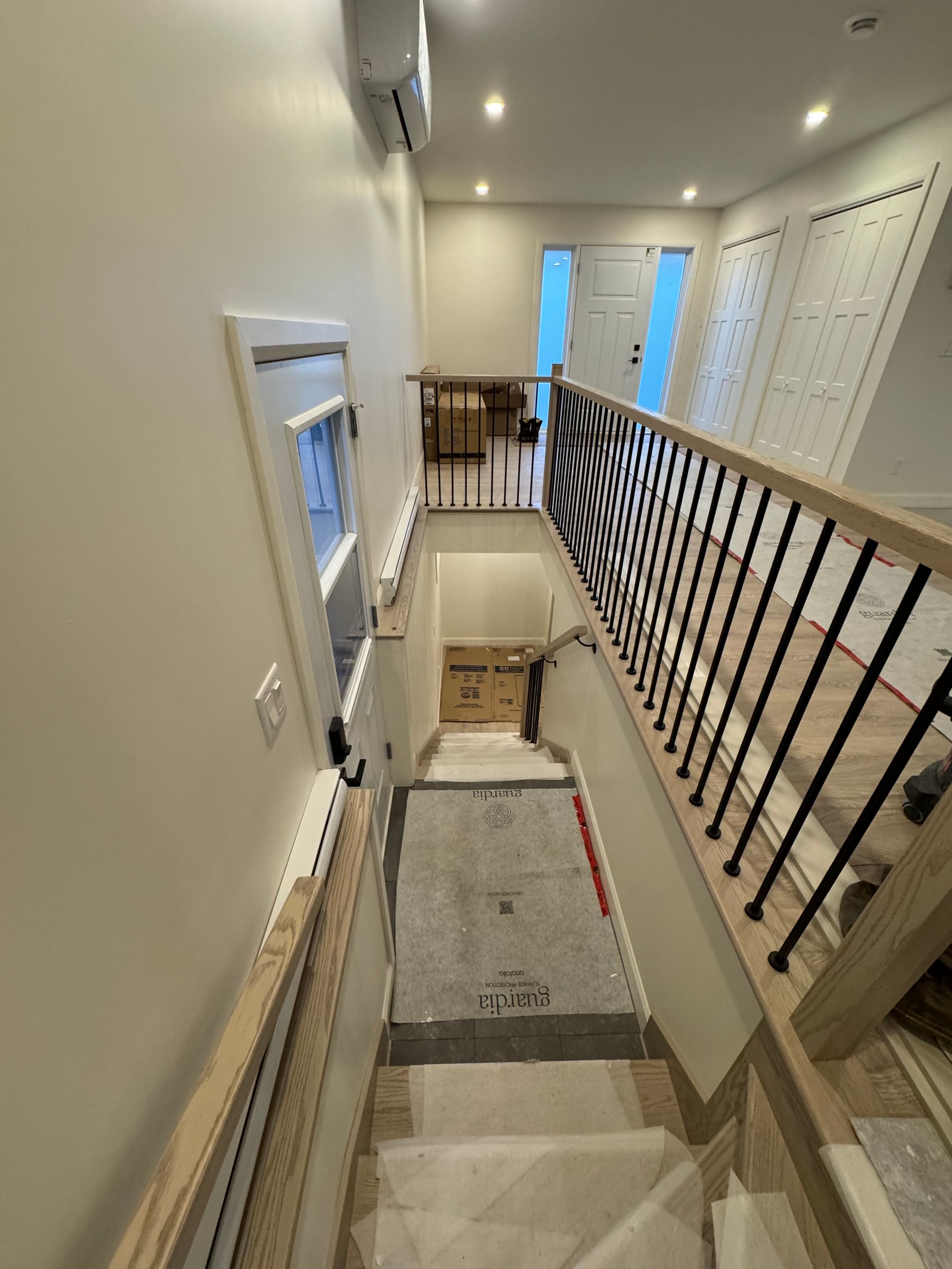 Une photo d'un escalier dans une maison en construction.