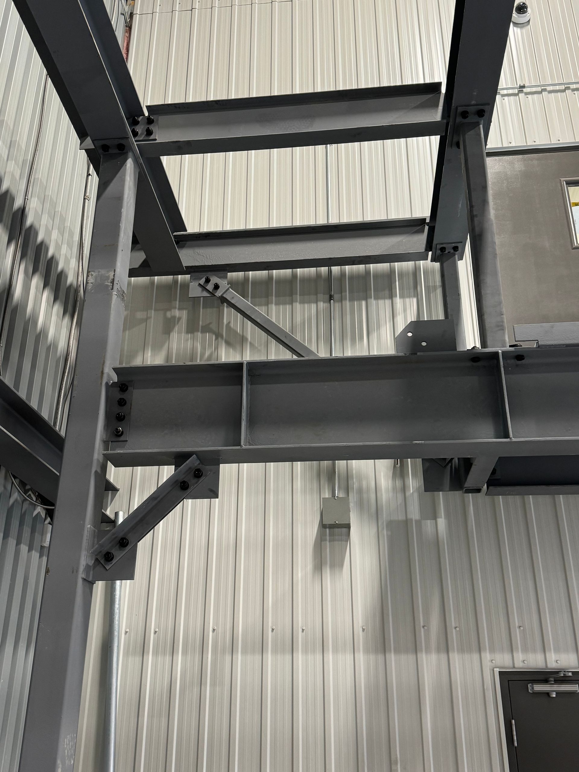 Un gros plan d'une structure métallique dans un bâtiment.