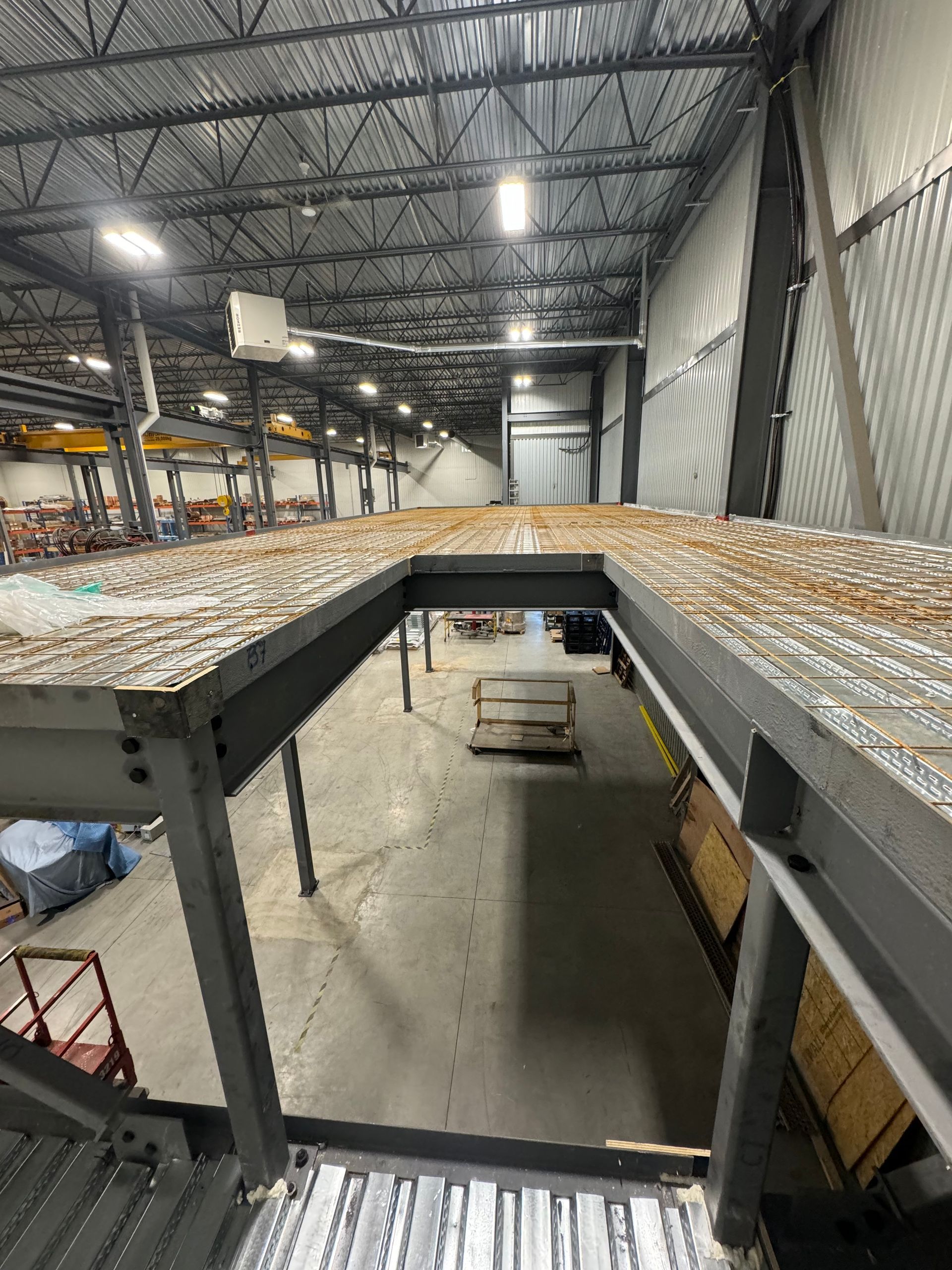 Un grand entrepôt avec une plate-forme métallique au milieu.