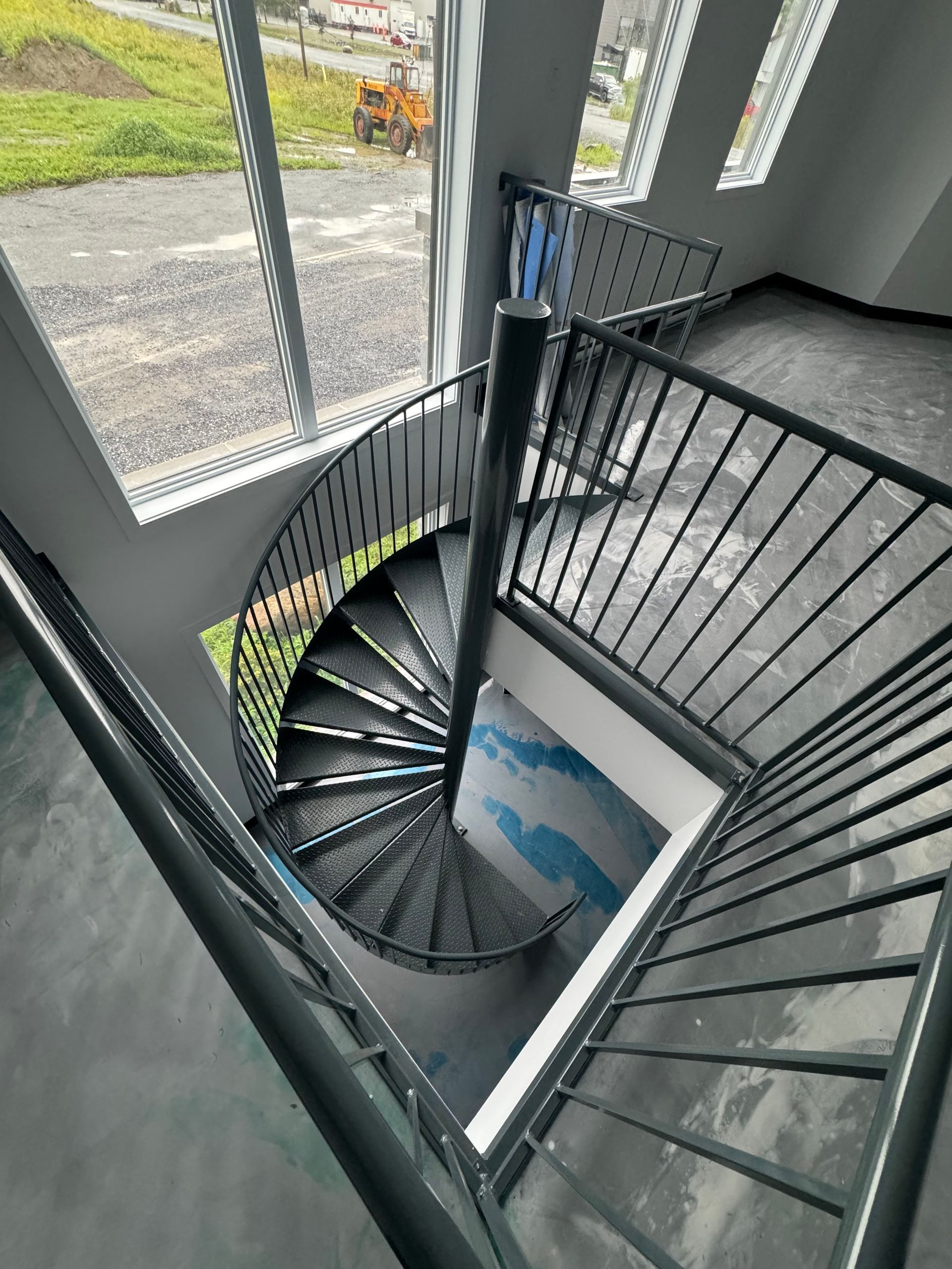 Une vue aérienne d'un escalier en colimaçon dans un bâtiment.