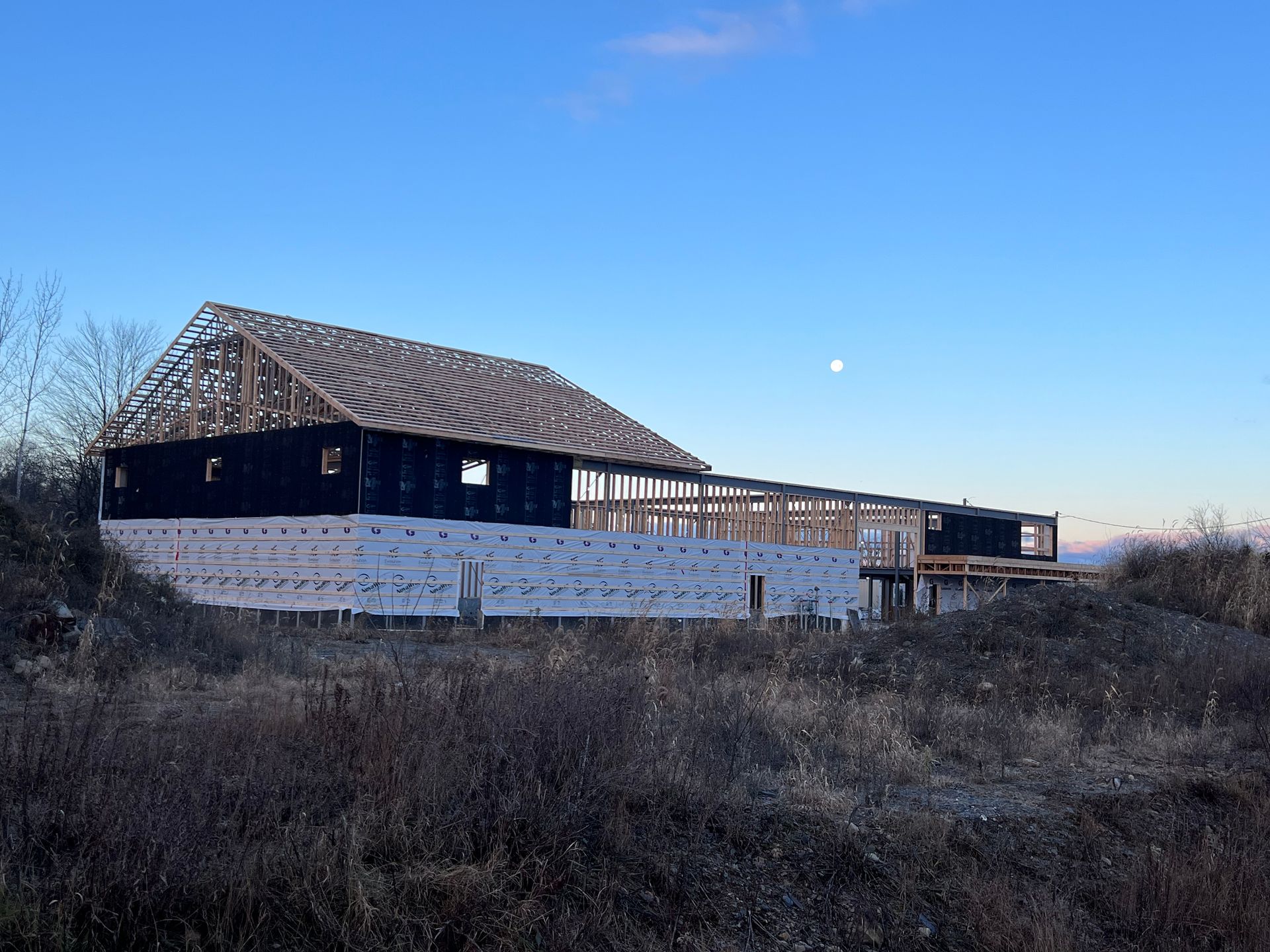 Une maison est en construction au milieu d'un champ