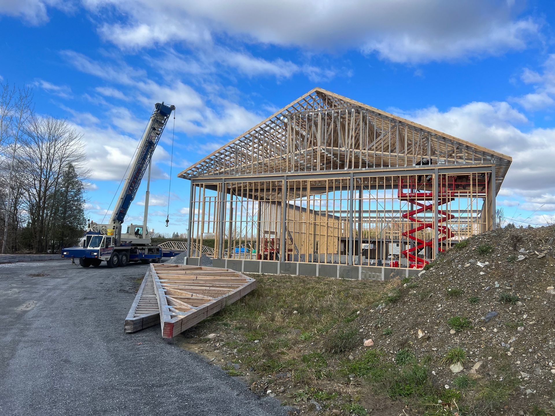 Une grue travaille sur un bâtiment en construction.