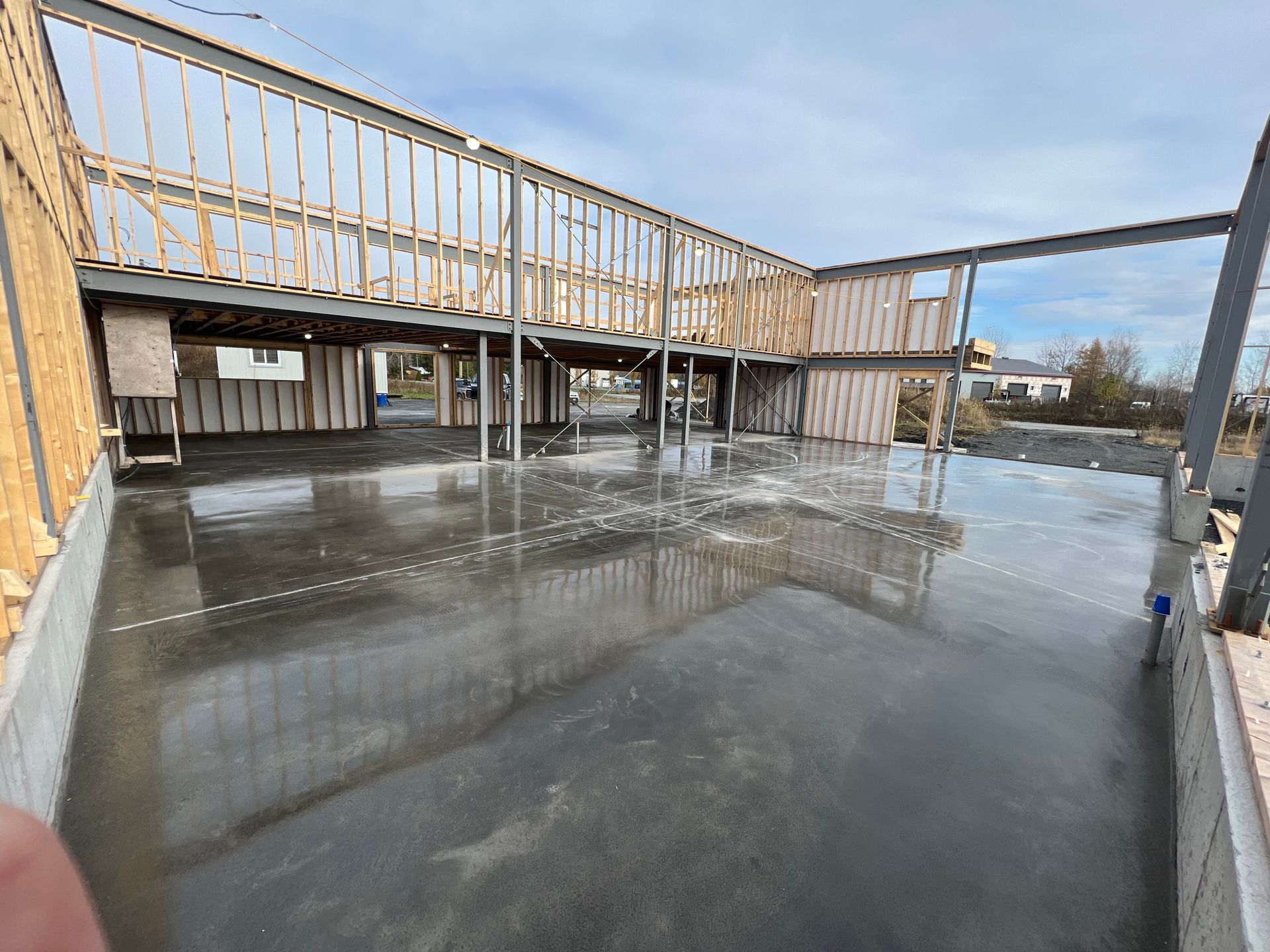 Un grand bâtiment en construction avec un sol en béton.