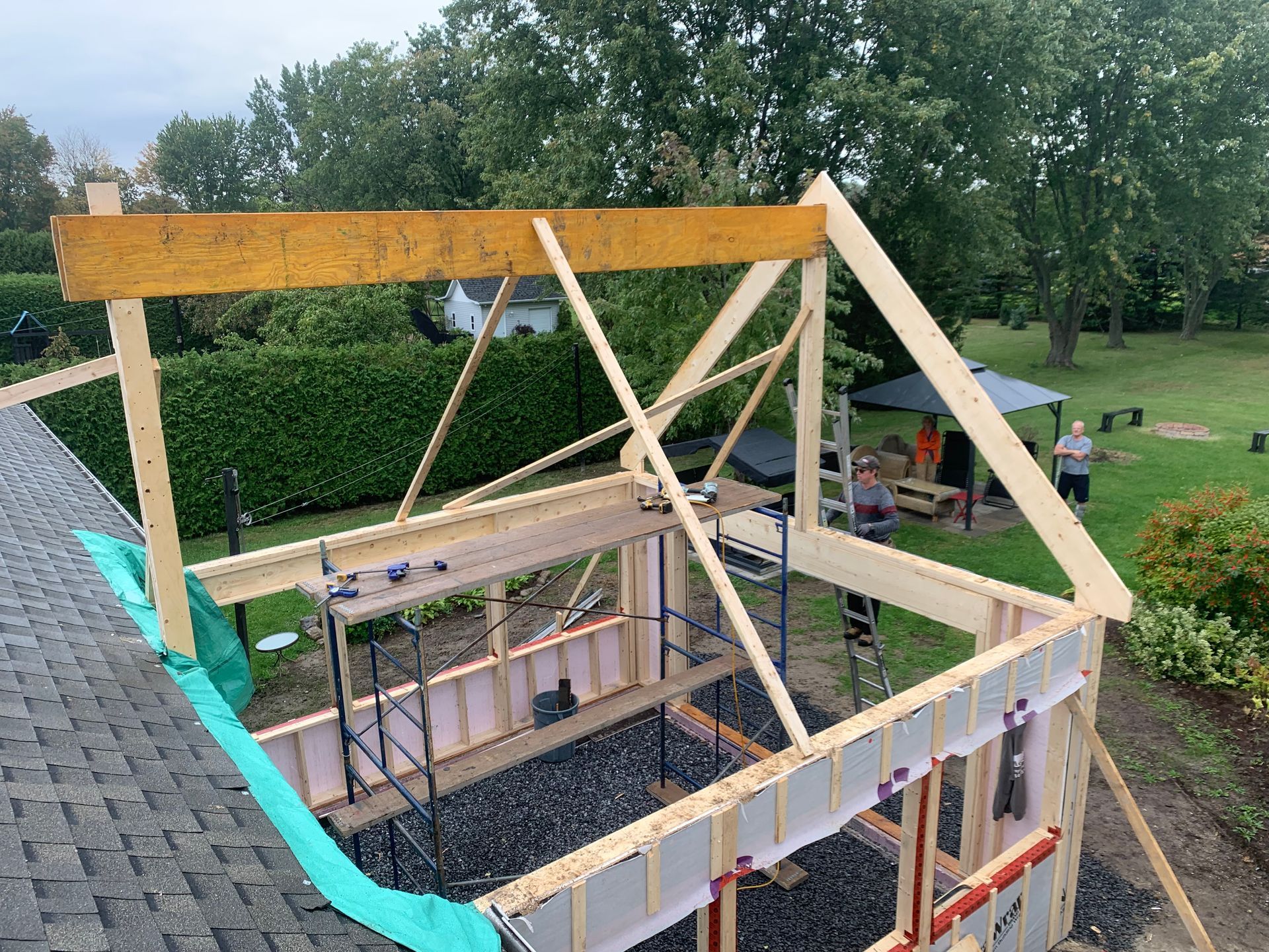 Une structure en bois est en cours de construction dans une arrière-cour.