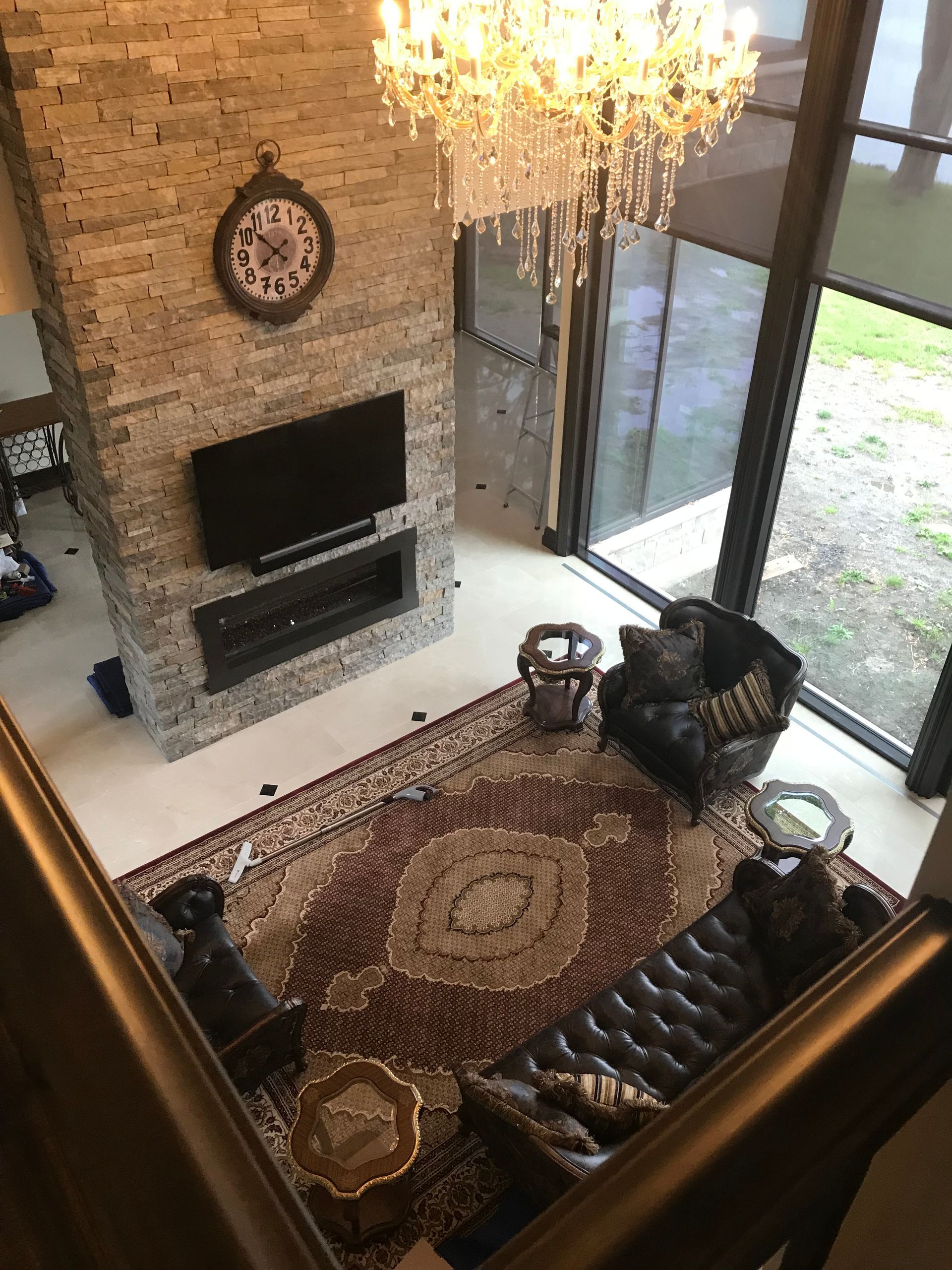 Une vue aérienne d'un salon avec cheminée et télévision.