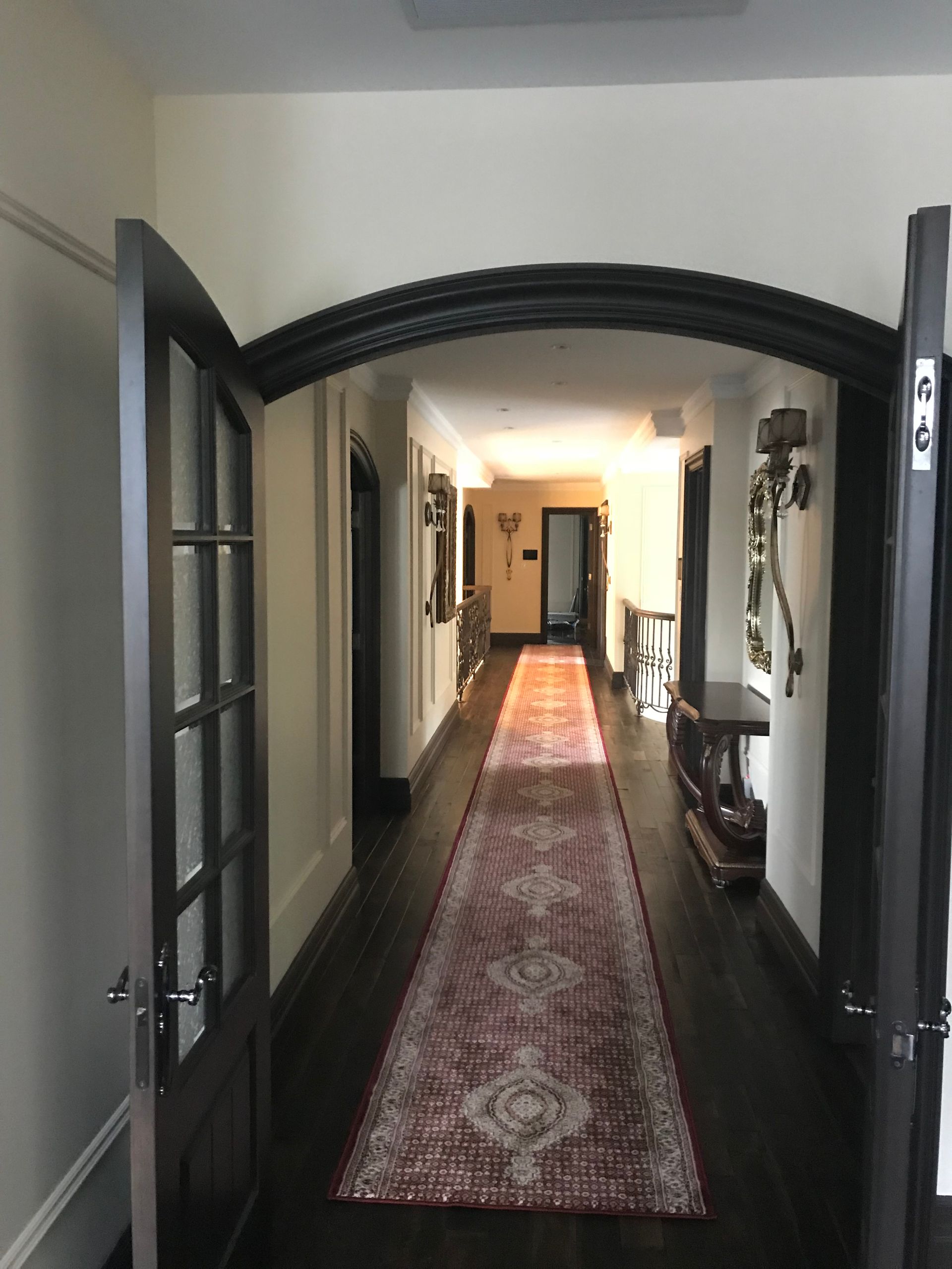 Un long couloir avec un tapis rouge sur le sol