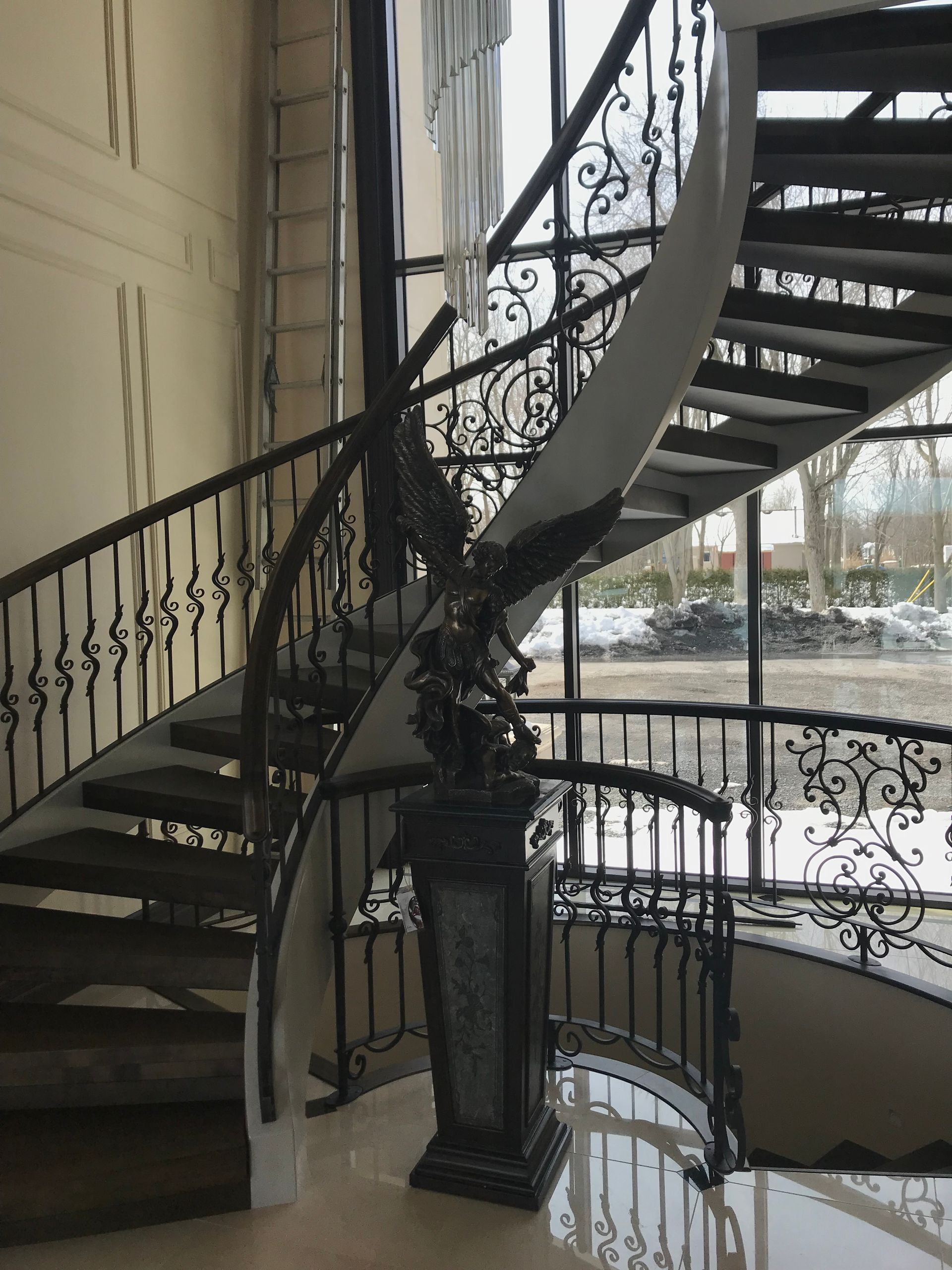 Un escalier en colimaçon avec une rampe en fer forgé dans un immeuble