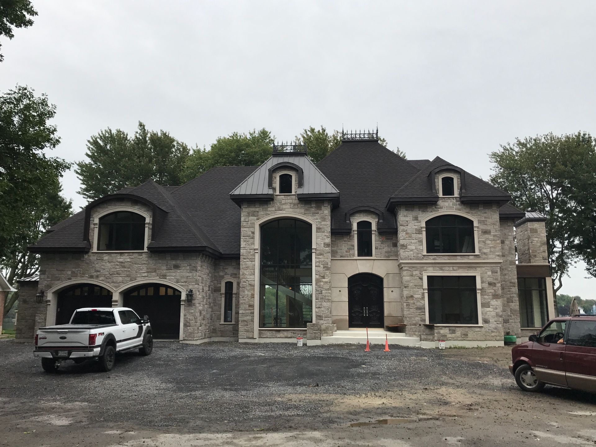 Une grande maison avec un camion garé devant