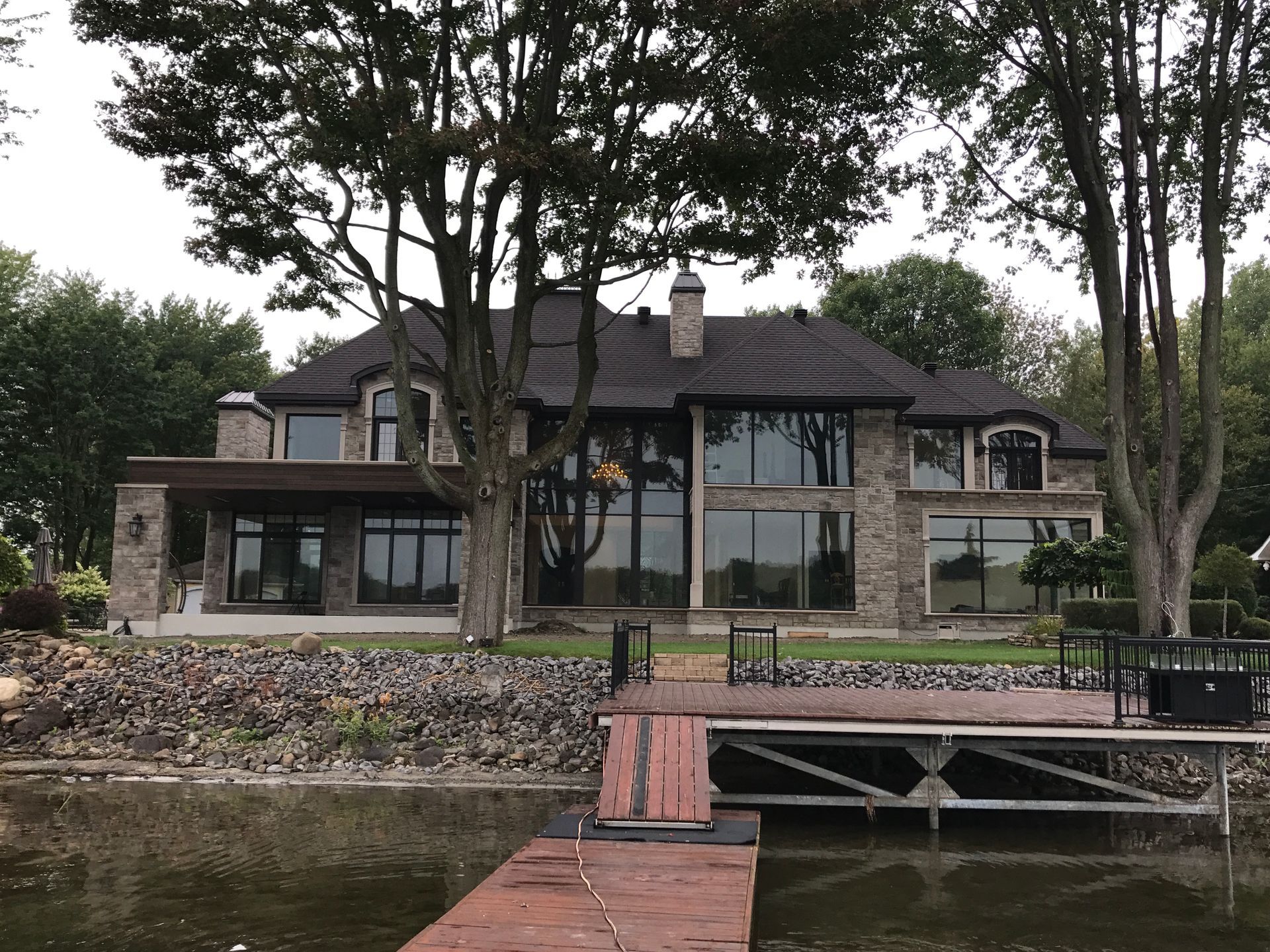 Une grande maison avec un quai devant