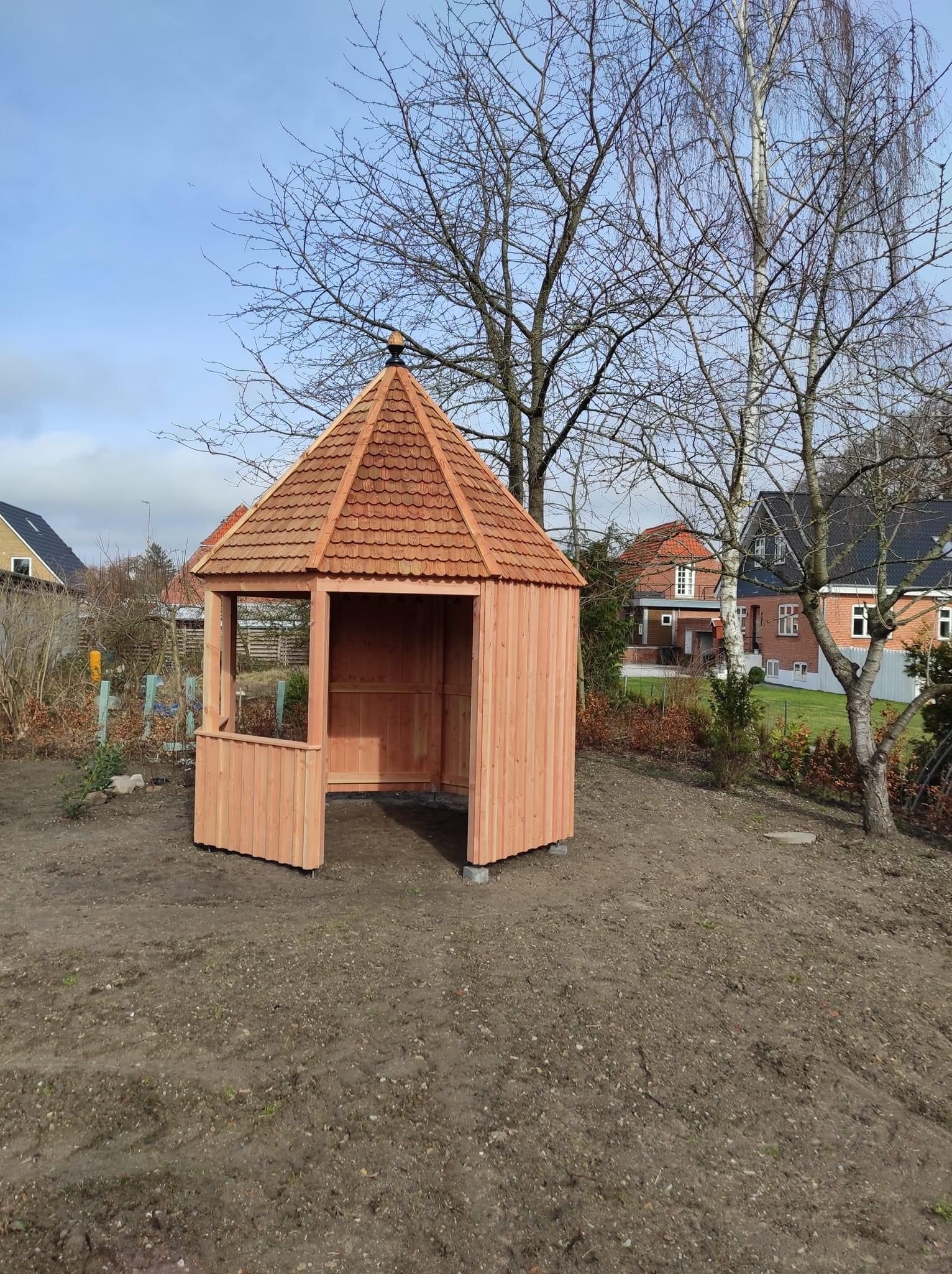 træhytte uden vindue og åbninger