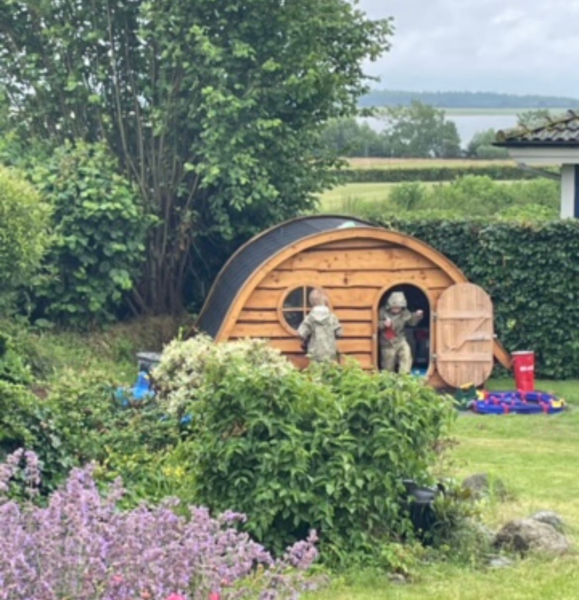 lege hus, med rundet tag, børn leger i det og hygger sig