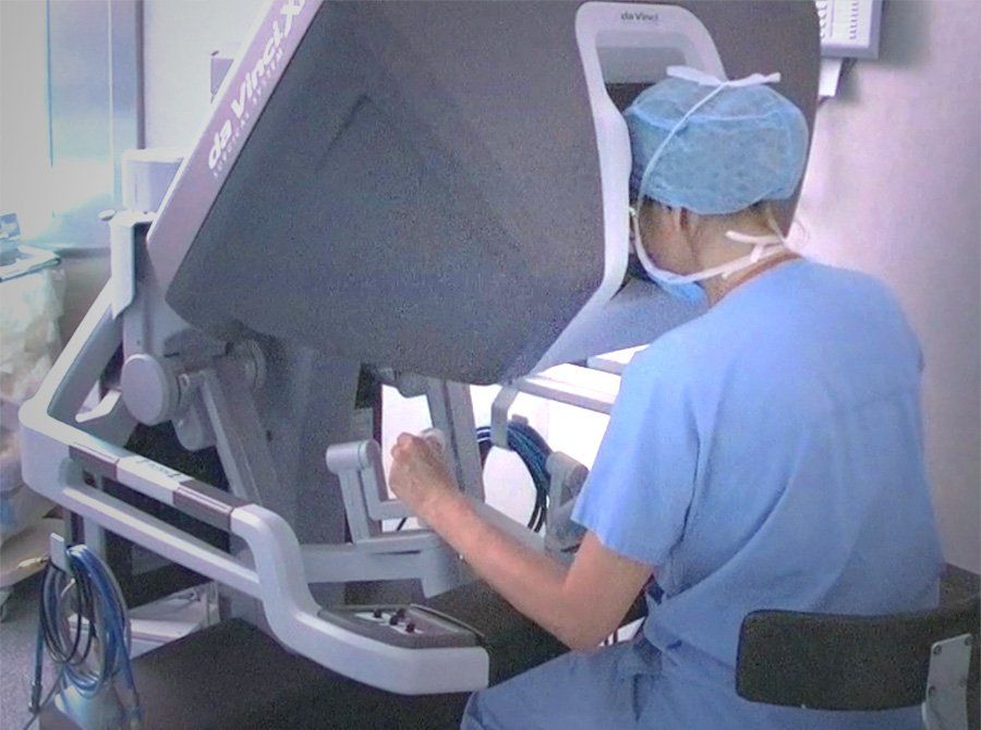 La Dott.ssa Giulia Veronesi mentre esegue un intervento chirurgico con la tecnica robotica, con l'utilizzo del robot Da Vinci Xi