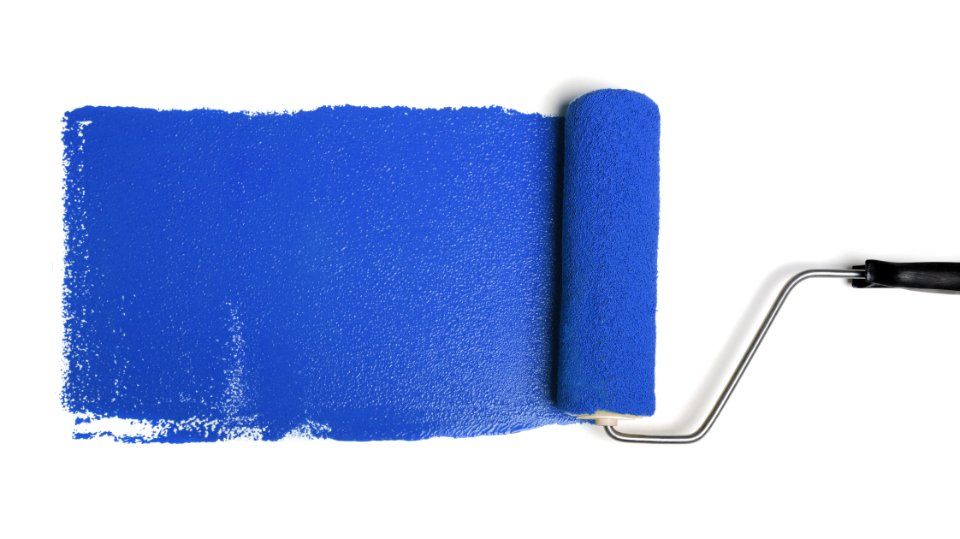 pittura parete con vernice blu e rullo