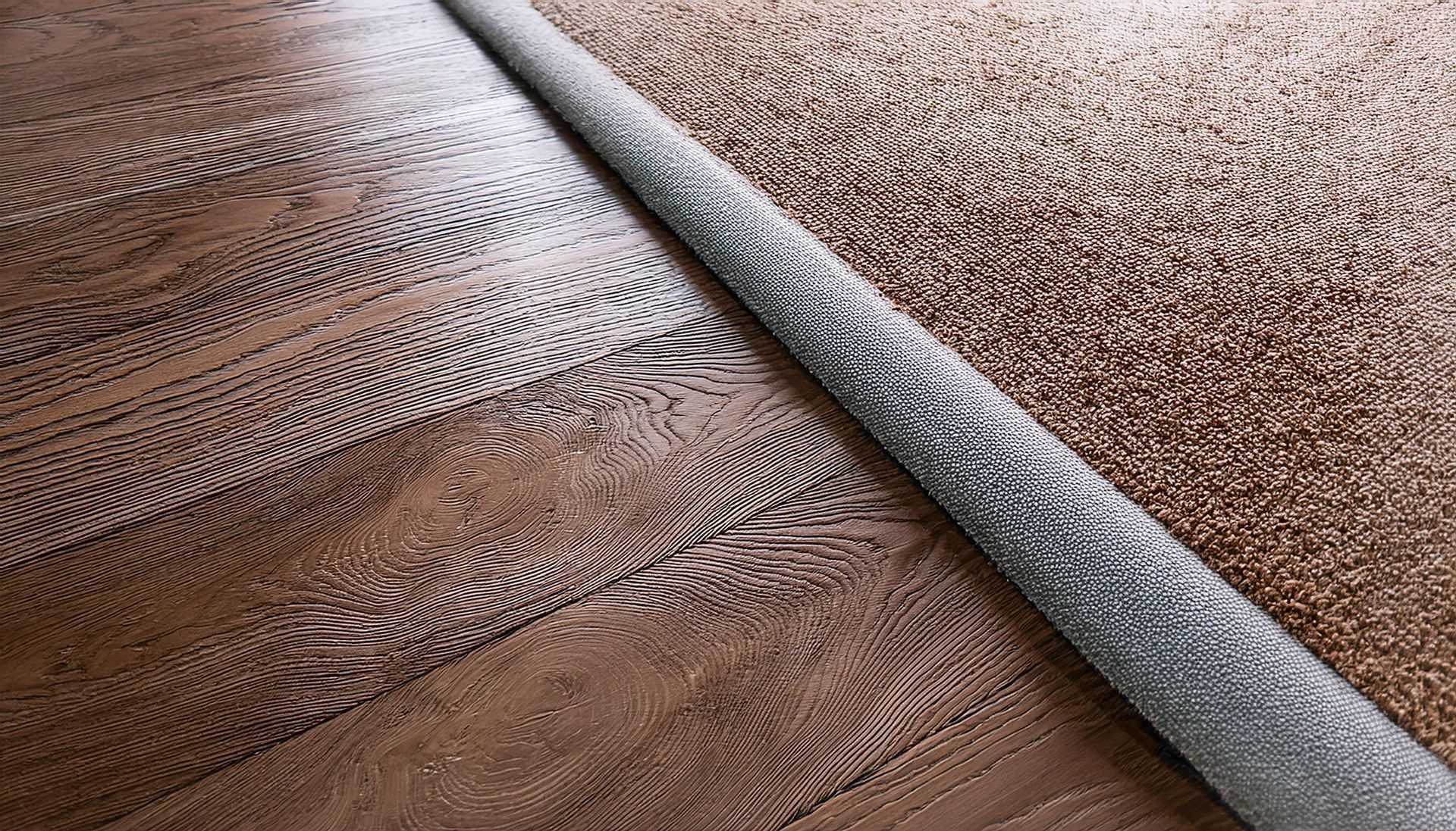 Sol brun à grain de bois à gauche, surface brune mouchetée à droite, séparées par une bande argentée.