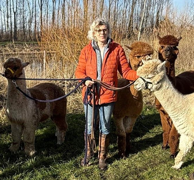 Ria met de alpaca's.