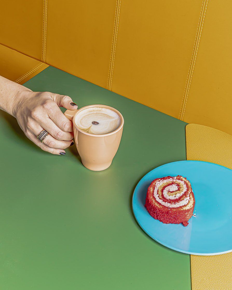 Colazioni con dolce e cappuccino