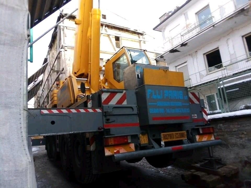 Dettaglio autogrù a terra