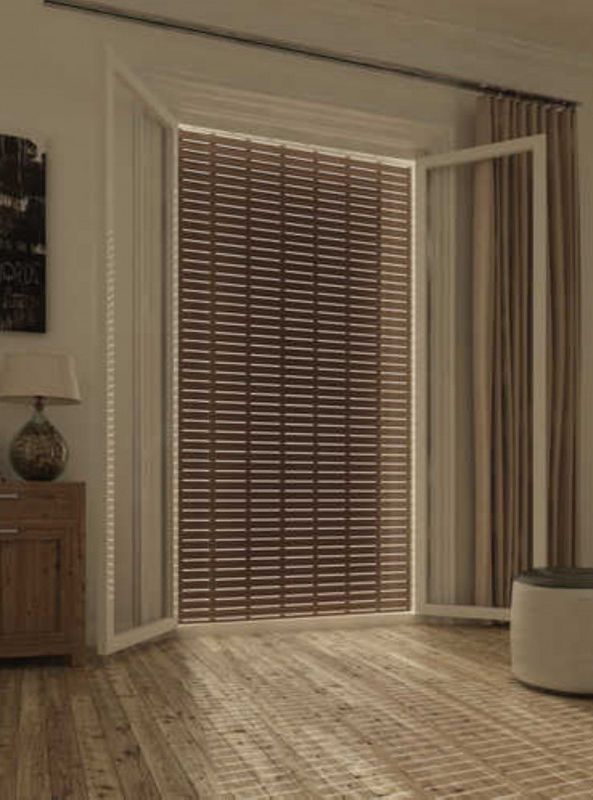 Un soggiorno con una grande finestra e pavimenti in legno.