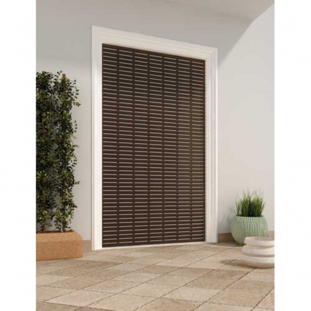 Una porta con una persiana di legno è circondata da piante in vaso.