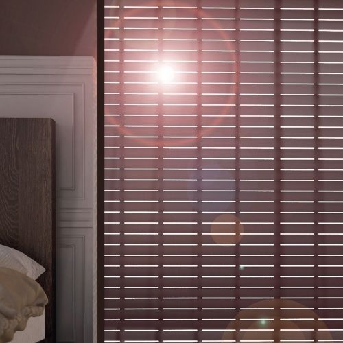 Una camera da letto con un letto e una finestra con le persiane.